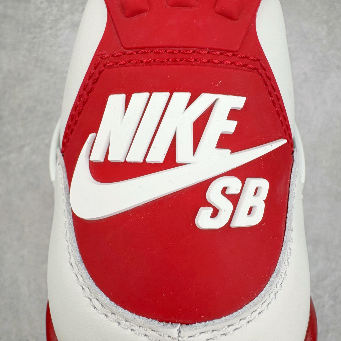 图片[19]-＃LN3 NK SB x Air Jordan AJ4 联名白红 DR5415-106 全新批次 重点区分市面 唯一正确细节 后跟饰片中心位置有合模线 超弹硅胶材质 内层不织布补强 补强为硅胶提供更强耐久性 避免断裂 圈内最强四代 独家外贸特供尺码含 45.5 49.5 50.5 耗时半年巨作 全套原纸板楦头开发 原厂特供皮料加持 确保原汁原味 完美呈现四代版型 一比一鞋头弧度高度鞋身弧度 数据细节工艺流程均保持原鞋一致 原厂TPU网格鞋带扣 正确内里网布 菱角分明不变形无多余毛边 柔软性质感一致于原鞋 市场唯一原厂鞋扣模具 背面可见隐藏注塑口 原厂织唛标 原厂飞人电绣工艺 尾指中部跳三针 独家绑鞋带手法 印刷中底布 四线拉帮 米色美纹纸贴合固定 进口港宝加持 后跟自然饱满 全鞋荧光划线卡点 追求极致完美 每一双都是工艺品 多重QC质检 超越公司货的品控标准 实实在在的免检产品 尺码：40 40.5 41 42 42.5 43 44 44.5 45 45.5 46 47.5 48.5 49.5 50.5-选品中心