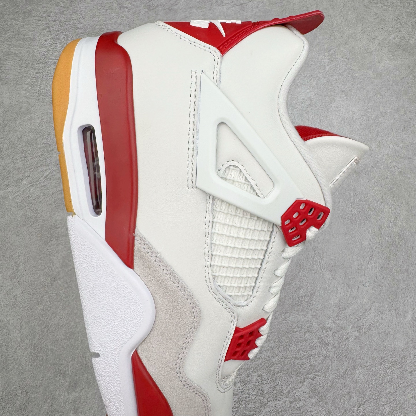 图片[6]-＃LN3 NK SB x Air Jordan AJ4 联名白红 DR5415-106 全新批次 重点区分市面 唯一正确细节 后跟饰片中心位置有合模线 超弹硅胶材质 内层不织布补强 补强为硅胶提供更强耐久性 避免断裂 圈内最强四代 独家外贸特供尺码含 45.5 49.5 50.5 耗时半年巨作 全套原纸板楦头开发 原厂特供皮料加持 确保原汁原味 完美呈现四代版型 一比一鞋头弧度高度鞋身弧度 数据细节工艺流程均保持原鞋一致 原厂TPU网格鞋带扣 正确内里网布 菱角分明不变形无多余毛边 柔软性质感一致于原鞋 市场唯一原厂鞋扣模具 背面可见隐藏注塑口 原厂织唛标 原厂飞人电绣工艺 尾指中部跳三针 独家绑鞋带手法 印刷中底布 四线拉帮 米色美纹纸贴合固定 进口港宝加持 后跟自然饱满 全鞋荧光划线卡点 追求极致完美 每一双都是工艺品 多重QC质检 超越公司货的品控标准 实实在在的免检产品 尺码：40 40.5 41 42 42.5 43 44 44.5 45 45.5 46 47.5 48.5 49.5 50.5-选品中心