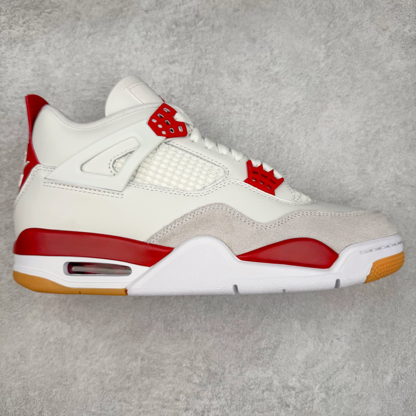 ＃LN3 NK SB x Air Jordan AJ4 联名白红 DR5415-106 全新批次 重点区分市面 唯一正确细节 后跟饰片中心位置有合模线 超弹硅胶材质 内层不织布补强 补强为硅胶提供更强耐久性 避免断裂 圈内最强四代 独家外贸特供尺码含 45.5 49.5 50.5 耗时半年巨作 全套原纸板楦头开发 原厂特供皮料加持 确保原汁原味 完美呈现四代版型 一比一鞋头弧度高度鞋身弧度 数据细节工艺流程均保持原鞋一致 原厂TPU网格鞋带扣 正确内里网布 菱角分明不变形无多余毛边 柔软性质感一致于原鞋 市场唯一原厂鞋扣模具 背面可见隐藏注塑口 原厂织唛标 原厂飞人电绣工艺 尾指中部跳三针 独家绑鞋带手法 印刷中底布 四线拉帮 米色美纹纸贴合固定 进口港宝加持 后跟自然饱满 全鞋荧光划线卡点 追求极致完美 每一双都是工艺品 多重QC质检 超越公司货的品控标准 实实在在的免检产品 尺码：40 40.5 41 42 42.5 43 44 44.5 45 45.5 46 47.5 48.5 49.5 50.5-选品中心