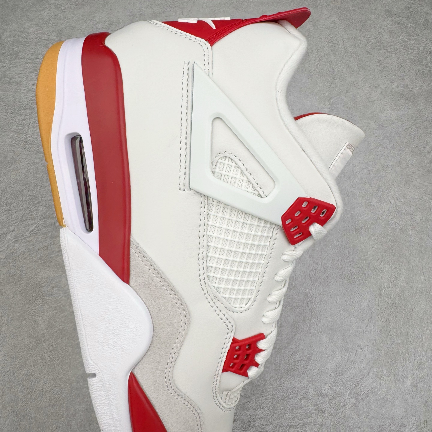 图片[6]-＃GX NK SB x Air Jordan AJ4 联名白红 DR5415-106 全新批次 重点区分市面 唯一正确细节 后跟饰片中心位置有合模线 超弹硅胶材质 内层不织布补强 补强为硅胶提供更强耐久性 避免断裂 圈内最强四代 独家外贸特供尺码含 45.5 49.5 50.5 耗时半年巨作 全套原纸板楦头开发 原厂特供皮料加持 确保原汁原味 完美呈现四代版型 一比一鞋头弧度高度鞋身弧度 数据细节工艺流程均保持原鞋一致 原厂TPU网格鞋带扣 正确内里网布 菱角分明不变形无多余毛边 柔软性质感一致于原鞋 市场唯一原厂鞋扣模具 背面可见隐藏注塑口 原厂织唛标 原厂飞人电绣工艺 尾指中部跳三针 独家绑鞋带手法 印刷中底布 四线拉帮 米色美纹纸贴合固定 进口港宝加持 后跟自然饱满 全鞋荧光划线卡点 追求极致完美 每一双都是工艺品 多重QC质检 超越公司货的品控标准 实实在在的免检产品 尺码：40 40.5 41 42 42.5 43 44 44.5 45 45.5 46 47.5 48.5 49.5 50.5-选品中心