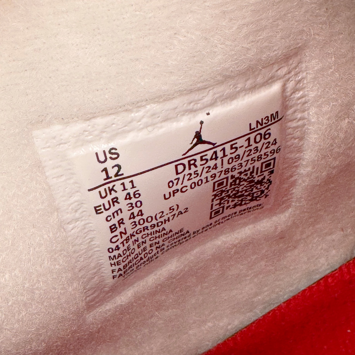 图片[11]-＃GX NK SB x Air Jordan AJ4 联名白红 DR5415-106 全新批次 重点区分市面 唯一正确细节 后跟饰片中心位置有合模线 超弹硅胶材质 内层不织布补强 补强为硅胶提供更强耐久性 避免断裂 圈内最强四代 独家外贸特供尺码含 45.5 49.5 50.5 耗时半年巨作 全套原纸板楦头开发 原厂特供皮料加持 确保原汁原味 完美呈现四代版型 一比一鞋头弧度高度鞋身弧度 数据细节工艺流程均保持原鞋一致 原厂TPU网格鞋带扣 正确内里网布 菱角分明不变形无多余毛边 柔软性质感一致于原鞋 市场唯一原厂鞋扣模具 背面可见隐藏注塑口 原厂织唛标 原厂飞人电绣工艺 尾指中部跳三针 独家绑鞋带手法 印刷中底布 四线拉帮 米色美纹纸贴合固定 进口港宝加持 后跟自然饱满 全鞋荧光划线卡点 追求极致完美 每一双都是工艺品 多重QC质检 超越公司货的品控标准 实实在在的免检产品 尺码：40 40.5 41 42 42.5 43 44 44.5 45 45.5 46 47.5 48.5 49.5 50.5-选品中心