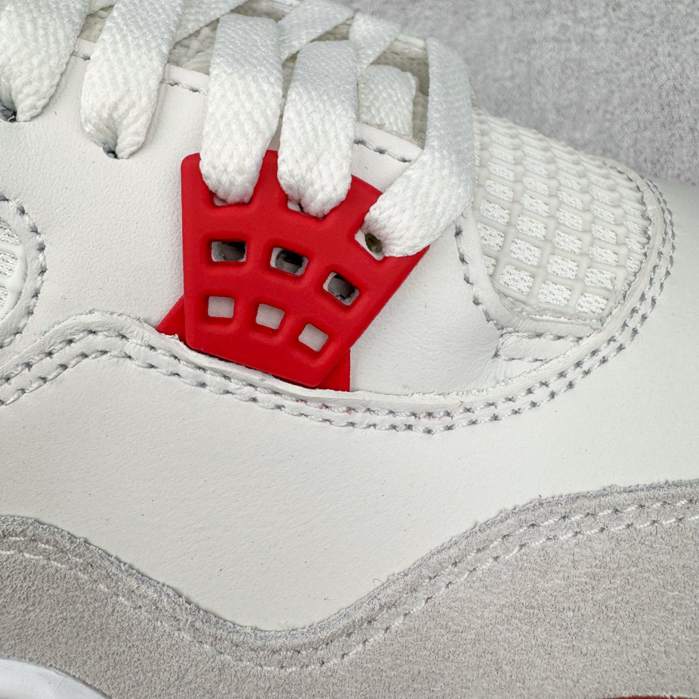 图片[15]-＃GX NK SB x Air Jordan AJ4 联名白红 DR5415-106 全新批次 重点区分市面 唯一正确细节 后跟饰片中心位置有合模线 超弹硅胶材质 内层不织布补强 补强为硅胶提供更强耐久性 避免断裂 圈内最强四代 独家外贸特供尺码含 45.5 49.5 50.5 耗时半年巨作 全套原纸板楦头开发 原厂特供皮料加持 确保原汁原味 完美呈现四代版型 一比一鞋头弧度高度鞋身弧度 数据细节工艺流程均保持原鞋一致 原厂TPU网格鞋带扣 正确内里网布 菱角分明不变形无多余毛边 柔软性质感一致于原鞋 市场唯一原厂鞋扣模具 背面可见隐藏注塑口 原厂织唛标 原厂飞人电绣工艺 尾指中部跳三针 独家绑鞋带手法 印刷中底布 四线拉帮 米色美纹纸贴合固定 进口港宝加持 后跟自然饱满 全鞋荧光划线卡点 追求极致完美 每一双都是工艺品 多重QC质检 超越公司货的品控标准 实实在在的免检产品 尺码：40 40.5 41 42 42.5 43 44 44.5 45 45.5 46 47.5 48.5 49.5 50.5-选品中心