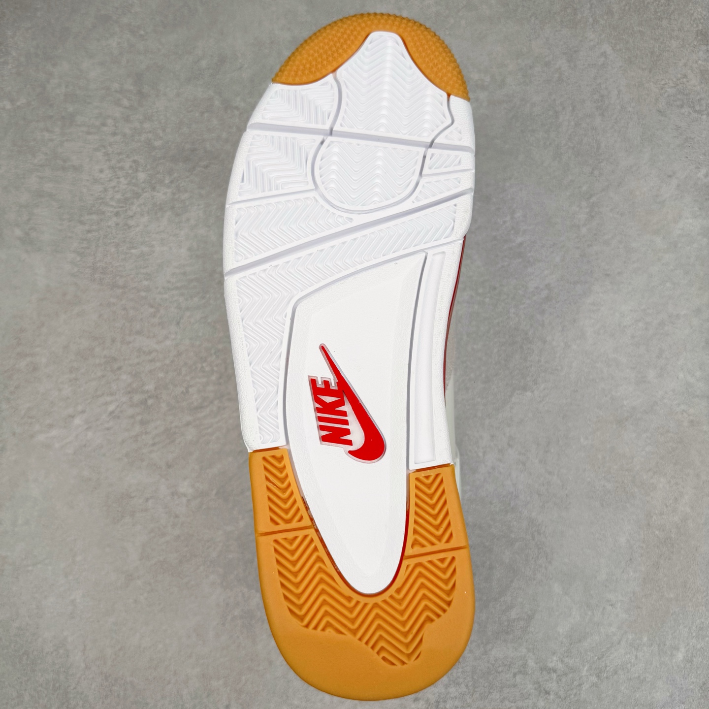 图片[9]-＃GX NK SB x Air Jordan AJ4 联名白红 DR5415-106 全新批次 重点区分市面 唯一正确细节 后跟饰片中心位置有合模线 超弹硅胶材质 内层不织布补强 补强为硅胶提供更强耐久性 避免断裂 圈内最强四代 独家外贸特供尺码含 45.5 49.5 50.5 耗时半年巨作 全套原纸板楦头开发 原厂特供皮料加持 确保原汁原味 完美呈现四代版型 一比一鞋头弧度高度鞋身弧度 数据细节工艺流程均保持原鞋一致 原厂TPU网格鞋带扣 正确内里网布 菱角分明不变形无多余毛边 柔软性质感一致于原鞋 市场唯一原厂鞋扣模具 背面可见隐藏注塑口 原厂织唛标 原厂飞人电绣工艺 尾指中部跳三针 独家绑鞋带手法 印刷中底布 四线拉帮 米色美纹纸贴合固定 进口港宝加持 后跟自然饱满 全鞋荧光划线卡点 追求极致完美 每一双都是工艺品 多重QC质检 超越公司货的品控标准 实实在在的免检产品 尺码：40 40.5 41 42 42.5 43 44 44.5 45 45.5 46 47.5 48.5 49.5 50.5-选品中心