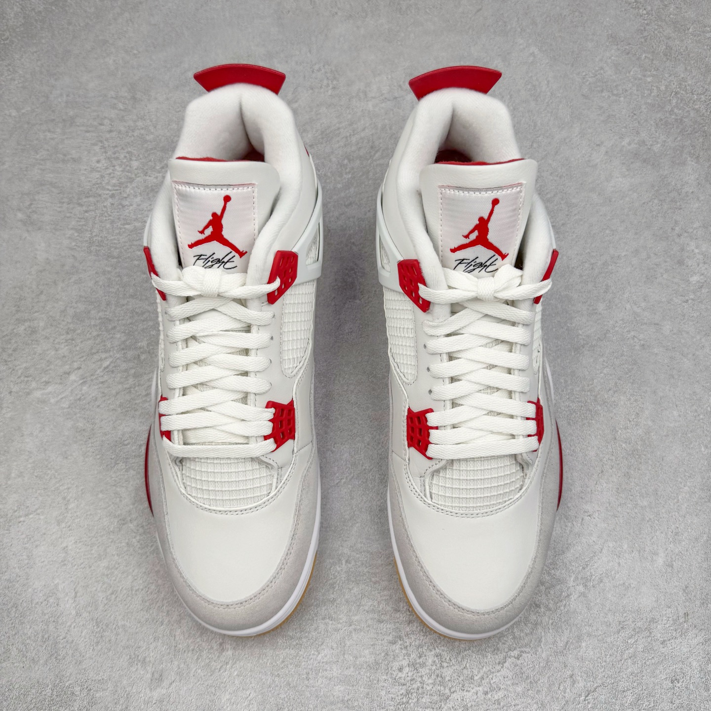 图片[2]-＃GX NK SB x Air Jordan AJ4 联名白红 DR5415-106 全新批次 重点区分市面 唯一正确细节 后跟饰片中心位置有合模线 超弹硅胶材质 内层不织布补强 补强为硅胶提供更强耐久性 避免断裂 圈内最强四代 独家外贸特供尺码含 45.5 49.5 50.5 耗时半年巨作 全套原纸板楦头开发 原厂特供皮料加持 确保原汁原味 完美呈现四代版型 一比一鞋头弧度高度鞋身弧度 数据细节工艺流程均保持原鞋一致 原厂TPU网格鞋带扣 正确内里网布 菱角分明不变形无多余毛边 柔软性质感一致于原鞋 市场唯一原厂鞋扣模具 背面可见隐藏注塑口 原厂织唛标 原厂飞人电绣工艺 尾指中部跳三针 独家绑鞋带手法 印刷中底布 四线拉帮 米色美纹纸贴合固定 进口港宝加持 后跟自然饱满 全鞋荧光划线卡点 追求极致完美 每一双都是工艺品 多重QC质检 超越公司货的品控标准 实实在在的免检产品 尺码：40 40.5 41 42 42.5 43 44 44.5 45 45.5 46 47.5 48.5 49.5 50.5-选品中心