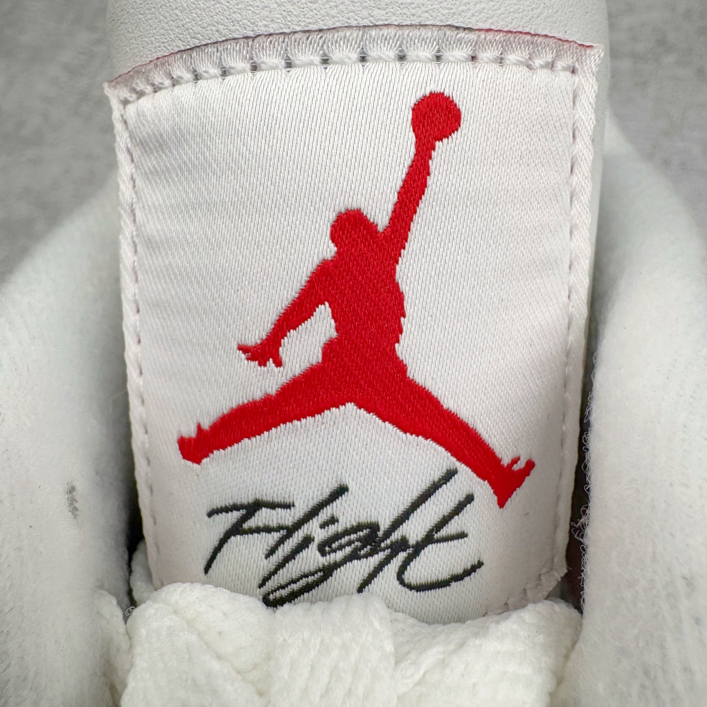 图片[12]-＃GX NK SB x Air Jordan AJ4 联名白红 DR5415-106 全新批次 重点区分市面 唯一正确细节 后跟饰片中心位置有合模线 超弹硅胶材质 内层不织布补强 补强为硅胶提供更强耐久性 避免断裂 圈内最强四代 独家外贸特供尺码含 45.5 49.5 50.5 耗时半年巨作 全套原纸板楦头开发 原厂特供皮料加持 确保原汁原味 完美呈现四代版型 一比一鞋头弧度高度鞋身弧度 数据细节工艺流程均保持原鞋一致 原厂TPU网格鞋带扣 正确内里网布 菱角分明不变形无多余毛边 柔软性质感一致于原鞋 市场唯一原厂鞋扣模具 背面可见隐藏注塑口 原厂织唛标 原厂飞人电绣工艺 尾指中部跳三针 独家绑鞋带手法 印刷中底布 四线拉帮 米色美纹纸贴合固定 进口港宝加持 后跟自然饱满 全鞋荧光划线卡点 追求极致完美 每一双都是工艺品 多重QC质检 超越公司货的品控标准 实实在在的免检产品 尺码：40 40.5 41 42 42.5 43 44 44.5 45 45.5 46 47.5 48.5 49.5 50.5-选品中心