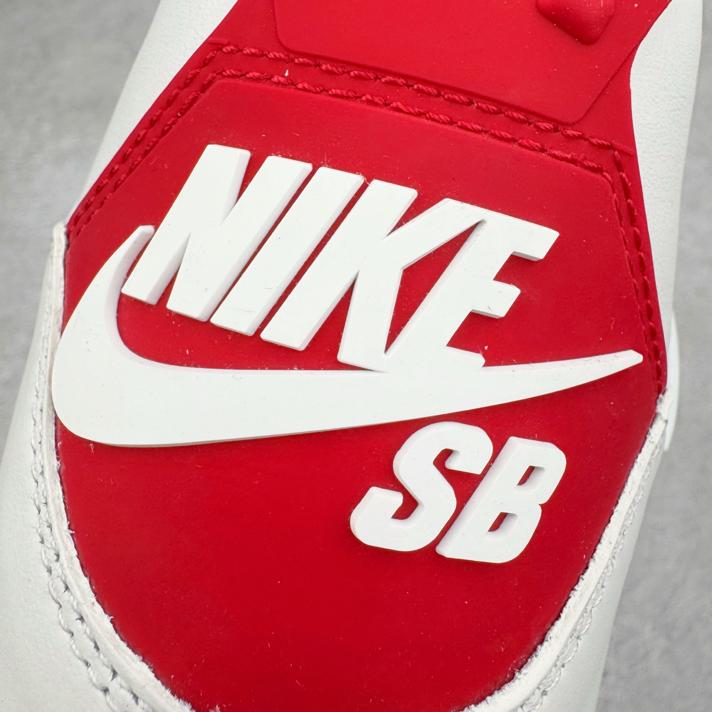 图片[14]-＃GX NK SB x Air Jordan AJ4 联名白红 DR5415-106 全新批次 重点区分市面 唯一正确细节 后跟饰片中心位置有合模线 超弹硅胶材质 内层不织布补强 补强为硅胶提供更强耐久性 避免断裂 圈内最强四代 独家外贸特供尺码含 45.5 49.5 50.5 耗时半年巨作 全套原纸板楦头开发 原厂特供皮料加持 确保原汁原味 完美呈现四代版型 一比一鞋头弧度高度鞋身弧度 数据细节工艺流程均保持原鞋一致 原厂TPU网格鞋带扣 正确内里网布 菱角分明不变形无多余毛边 柔软性质感一致于原鞋 市场唯一原厂鞋扣模具 背面可见隐藏注塑口 原厂织唛标 原厂飞人电绣工艺 尾指中部跳三针 独家绑鞋带手法 印刷中底布 四线拉帮 米色美纹纸贴合固定 进口港宝加持 后跟自然饱满 全鞋荧光划线卡点 追求极致完美 每一双都是工艺品 多重QC质检 超越公司货的品控标准 实实在在的免检产品 尺码：40 40.5 41 42 42.5 43 44 44.5 45 45.5 46 47.5 48.5 49.5 50.5-选品中心