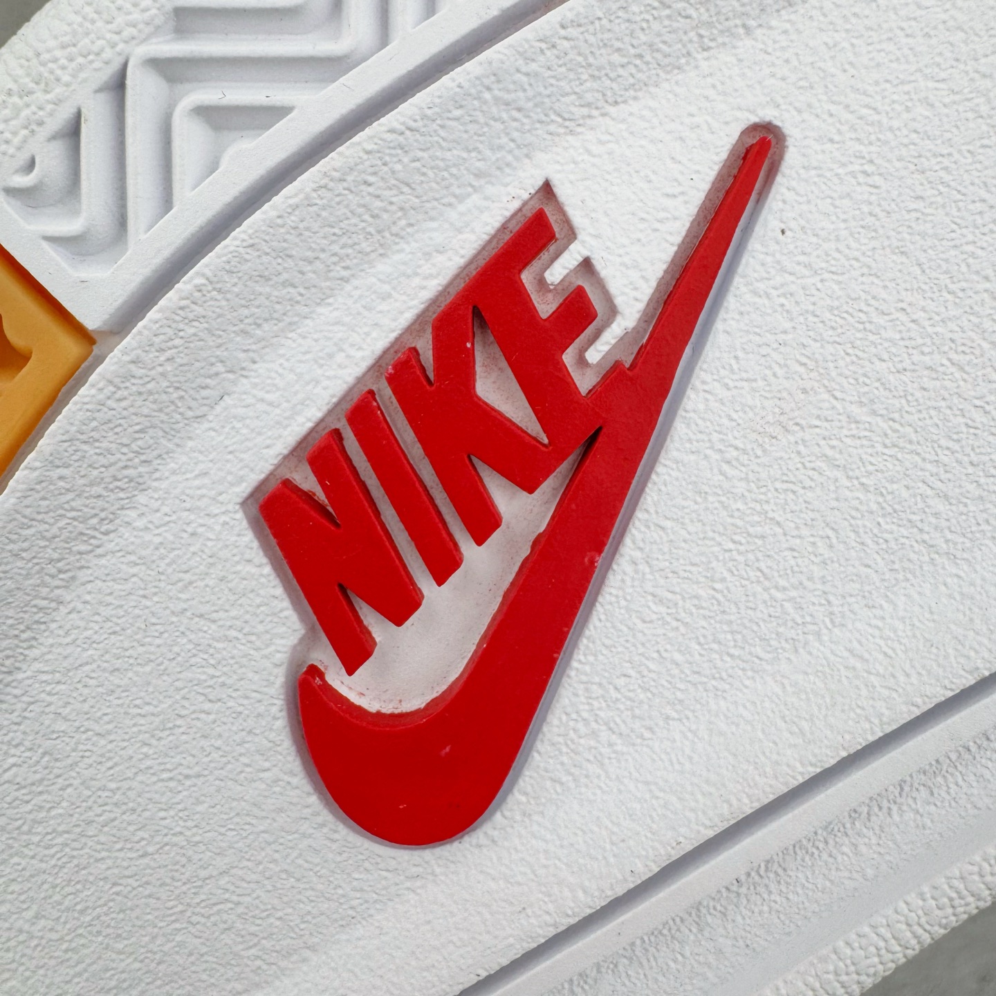 图片[19]-＃GX NK SB x Air Jordan AJ4 联名白红 DR5415-106 全新批次 重点区分市面 唯一正确细节 后跟饰片中心位置有合模线 超弹硅胶材质 内层不织布补强 补强为硅胶提供更强耐久性 避免断裂 圈内最强四代 独家外贸特供尺码含 45.5 49.5 50.5 耗时半年巨作 全套原纸板楦头开发 原厂特供皮料加持 确保原汁原味 完美呈现四代版型 一比一鞋头弧度高度鞋身弧度 数据细节工艺流程均保持原鞋一致 原厂TPU网格鞋带扣 正确内里网布 菱角分明不变形无多余毛边 柔软性质感一致于原鞋 市场唯一原厂鞋扣模具 背面可见隐藏注塑口 原厂织唛标 原厂飞人电绣工艺 尾指中部跳三针 独家绑鞋带手法 印刷中底布 四线拉帮 米色美纹纸贴合固定 进口港宝加持 后跟自然饱满 全鞋荧光划线卡点 追求极致完美 每一双都是工艺品 多重QC质检 超越公司货的品控标准 实实在在的免检产品 尺码：40 40.5 41 42 42.5 43 44 44.5 45 45.5 46 47.5 48.5 49.5 50.5-选品中心