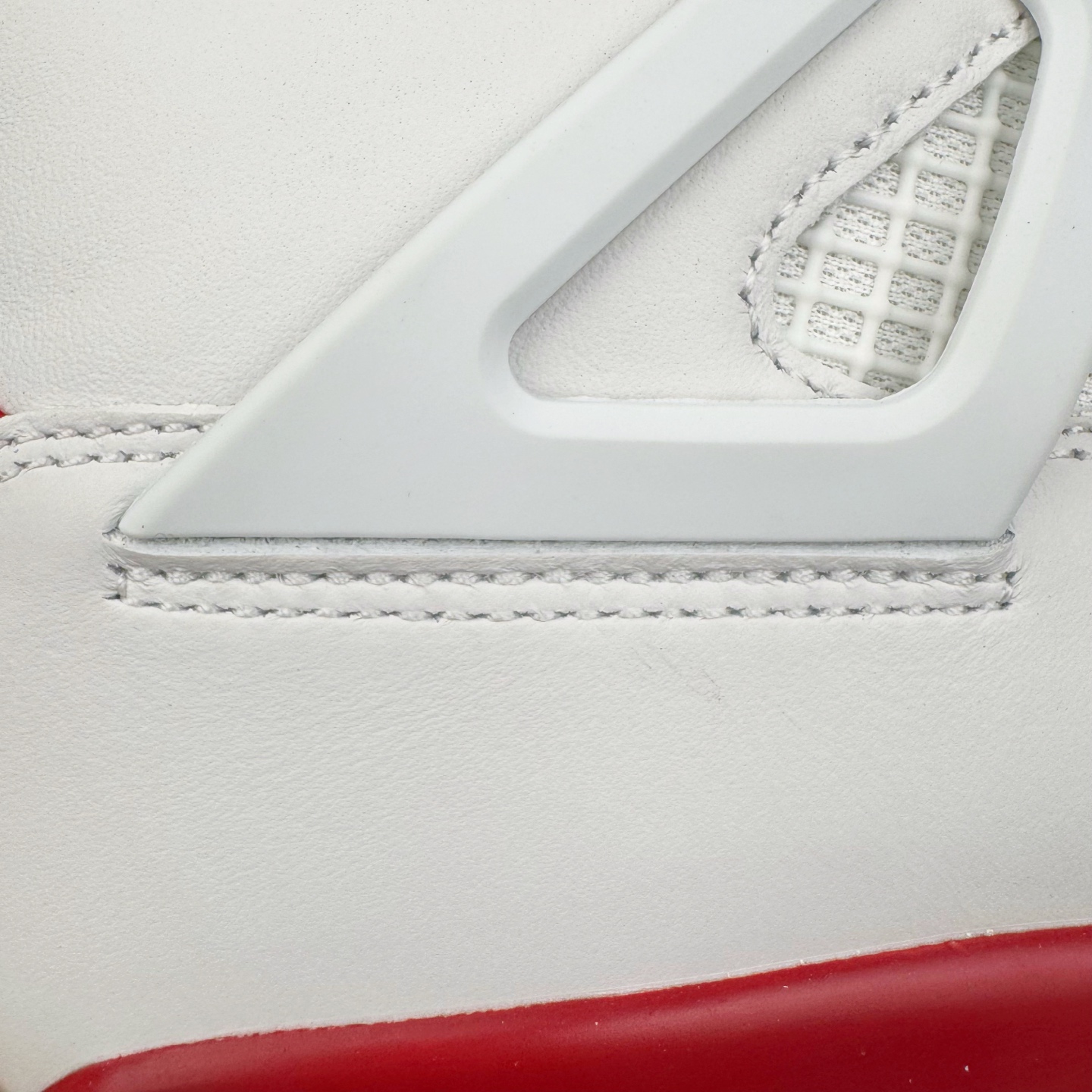 图片[17]-＃GX NK SB x Air Jordan AJ4 联名白红 DR5415-106 全新批次 重点区分市面 唯一正确细节 后跟饰片中心位置有合模线 超弹硅胶材质 内层不织布补强 补强为硅胶提供更强耐久性 避免断裂 圈内最强四代 独家外贸特供尺码含 45.5 49.5 50.5 耗时半年巨作 全套原纸板楦头开发 原厂特供皮料加持 确保原汁原味 完美呈现四代版型 一比一鞋头弧度高度鞋身弧度 数据细节工艺流程均保持原鞋一致 原厂TPU网格鞋带扣 正确内里网布 菱角分明不变形无多余毛边 柔软性质感一致于原鞋 市场唯一原厂鞋扣模具 背面可见隐藏注塑口 原厂织唛标 原厂飞人电绣工艺 尾指中部跳三针 独家绑鞋带手法 印刷中底布 四线拉帮 米色美纹纸贴合固定 进口港宝加持 后跟自然饱满 全鞋荧光划线卡点 追求极致完美 每一双都是工艺品 多重QC质检 超越公司货的品控标准 实实在在的免检产品 尺码：40 40.5 41 42 42.5 43 44 44.5 45 45.5 46 47.5 48.5 49.5 50.5-选品中心