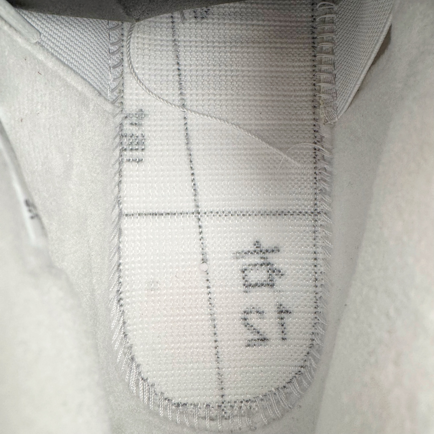 图片[10]-＃GX NK SB x Air Jordan AJ4 联名白红 DR5415-106 全新批次 重点区分市面 唯一正确细节 后跟饰片中心位置有合模线 超弹硅胶材质 内层不织布补强 补强为硅胶提供更强耐久性 避免断裂 圈内最强四代 独家外贸特供尺码含 45.5 49.5 50.5 耗时半年巨作 全套原纸板楦头开发 原厂特供皮料加持 确保原汁原味 完美呈现四代版型 一比一鞋头弧度高度鞋身弧度 数据细节工艺流程均保持原鞋一致 原厂TPU网格鞋带扣 正确内里网布 菱角分明不变形无多余毛边 柔软性质感一致于原鞋 市场唯一原厂鞋扣模具 背面可见隐藏注塑口 原厂织唛标 原厂飞人电绣工艺 尾指中部跳三针 独家绑鞋带手法 印刷中底布 四线拉帮 米色美纹纸贴合固定 进口港宝加持 后跟自然饱满 全鞋荧光划线卡点 追求极致完美 每一双都是工艺品 多重QC质检 超越公司货的品控标准 实实在在的免检产品 尺码：40 40.5 41 42 42.5 43 44 44.5 45 45.5 46 47.5 48.5 49.5 50.5-选品中心