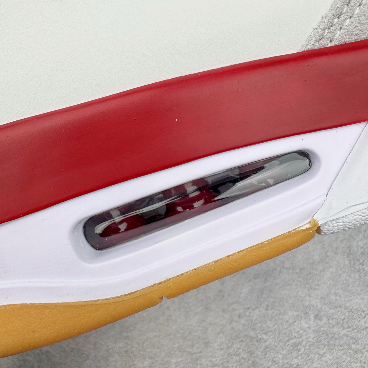 图片[18]-＃GX NK SB x Air Jordan AJ4 联名白红 DR5415-106 全新批次 重点区分市面 唯一正确细节 后跟饰片中心位置有合模线 超弹硅胶材质 内层不织布补强 补强为硅胶提供更强耐久性 避免断裂 圈内最强四代 独家外贸特供尺码含 45.5 49.5 50.5 耗时半年巨作 全套原纸板楦头开发 原厂特供皮料加持 确保原汁原味 完美呈现四代版型 一比一鞋头弧度高度鞋身弧度 数据细节工艺流程均保持原鞋一致 原厂TPU网格鞋带扣 正确内里网布 菱角分明不变形无多余毛边 柔软性质感一致于原鞋 市场唯一原厂鞋扣模具 背面可见隐藏注塑口 原厂织唛标 原厂飞人电绣工艺 尾指中部跳三针 独家绑鞋带手法 印刷中底布 四线拉帮 米色美纹纸贴合固定 进口港宝加持 后跟自然饱满 全鞋荧光划线卡点 追求极致完美 每一双都是工艺品 多重QC质检 超越公司货的品控标准 实实在在的免检产品 尺码：40 40.5 41 42 42.5 43 44 44.5 45 45.5 46 47.5 48.5 49.5 50.5-选品中心