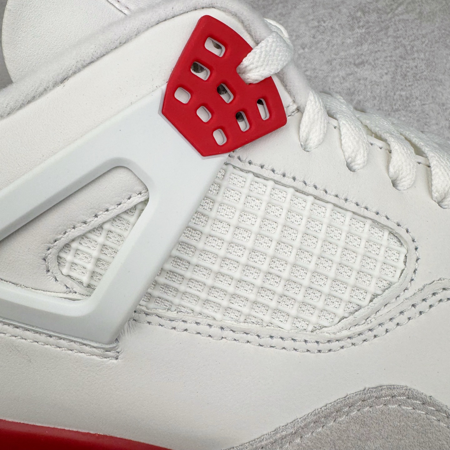 图片[16]-＃GX NK SB x Air Jordan AJ4 联名白红 DR5415-106 全新批次 重点区分市面 唯一正确细节 后跟饰片中心位置有合模线 超弹硅胶材质 内层不织布补强 补强为硅胶提供更强耐久性 避免断裂 圈内最强四代 独家外贸特供尺码含 45.5 49.5 50.5 耗时半年巨作 全套原纸板楦头开发 原厂特供皮料加持 确保原汁原味 完美呈现四代版型 一比一鞋头弧度高度鞋身弧度 数据细节工艺流程均保持原鞋一致 原厂TPU网格鞋带扣 正确内里网布 菱角分明不变形无多余毛边 柔软性质感一致于原鞋 市场唯一原厂鞋扣模具 背面可见隐藏注塑口 原厂织唛标 原厂飞人电绣工艺 尾指中部跳三针 独家绑鞋带手法 印刷中底布 四线拉帮 米色美纹纸贴合固定 进口港宝加持 后跟自然饱满 全鞋荧光划线卡点 追求极致完美 每一双都是工艺品 多重QC质检 超越公司货的品控标准 实实在在的免检产品 尺码：40 40.5 41 42 42.5 43 44 44.5 45 45.5 46 47.5 48.5 49.5 50.5-选品中心