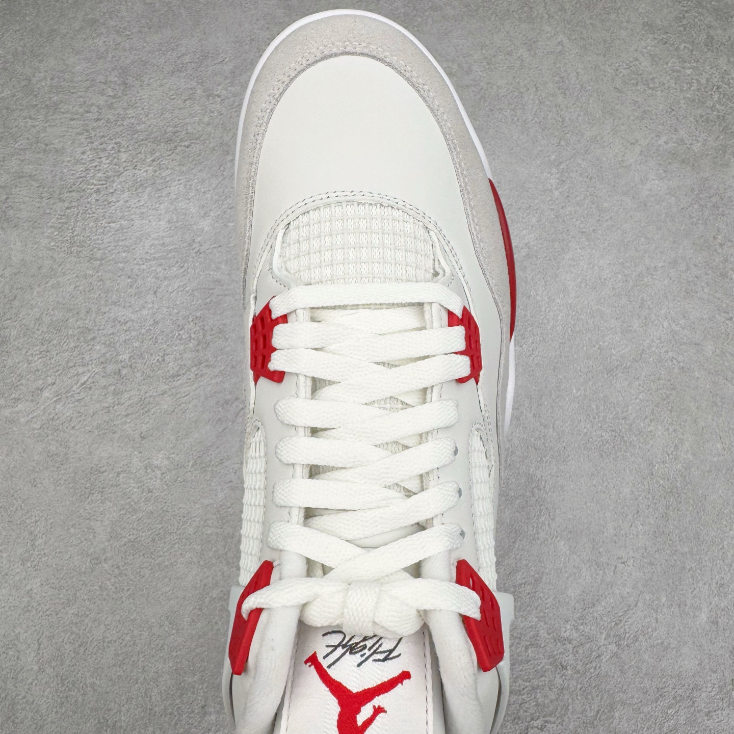 图片[4]-＃GX NK SB x Air Jordan AJ4 联名白红 DR5415-106 全新批次 重点区分市面 唯一正确细节 后跟饰片中心位置有合模线 超弹硅胶材质 内层不织布补强 补强为硅胶提供更强耐久性 避免断裂 圈内最强四代 独家外贸特供尺码含 45.5 49.5 50.5 耗时半年巨作 全套原纸板楦头开发 原厂特供皮料加持 确保原汁原味 完美呈现四代版型 一比一鞋头弧度高度鞋身弧度 数据细节工艺流程均保持原鞋一致 原厂TPU网格鞋带扣 正确内里网布 菱角分明不变形无多余毛边 柔软性质感一致于原鞋 市场唯一原厂鞋扣模具 背面可见隐藏注塑口 原厂织唛标 原厂飞人电绣工艺 尾指中部跳三针 独家绑鞋带手法 印刷中底布 四线拉帮 米色美纹纸贴合固定 进口港宝加持 后跟自然饱满 全鞋荧光划线卡点 追求极致完美 每一双都是工艺品 多重QC质检 超越公司货的品控标准 实实在在的免检产品 尺码：40 40.5 41 42 42.5 43 44 44.5 45 45.5 46 47.5 48.5 49.5 50.5-选品中心