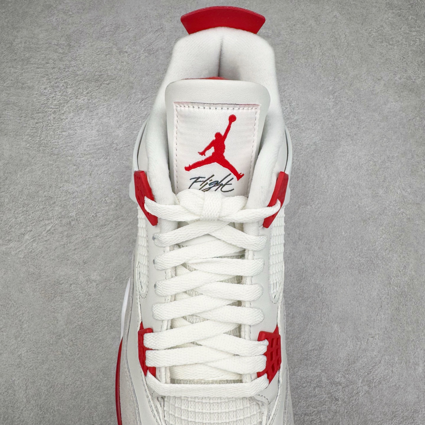 图片[5]-＃GX NK SB x Air Jordan AJ4 联名白红 DR5415-106 全新批次 重点区分市面 唯一正确细节 后跟饰片中心位置有合模线 超弹硅胶材质 内层不织布补强 补强为硅胶提供更强耐久性 避免断裂 圈内最强四代 独家外贸特供尺码含 45.5 49.5 50.5 耗时半年巨作 全套原纸板楦头开发 原厂特供皮料加持 确保原汁原味 完美呈现四代版型 一比一鞋头弧度高度鞋身弧度 数据细节工艺流程均保持原鞋一致 原厂TPU网格鞋带扣 正确内里网布 菱角分明不变形无多余毛边 柔软性质感一致于原鞋 市场唯一原厂鞋扣模具 背面可见隐藏注塑口 原厂织唛标 原厂飞人电绣工艺 尾指中部跳三针 独家绑鞋带手法 印刷中底布 四线拉帮 米色美纹纸贴合固定 进口港宝加持 后跟自然饱满 全鞋荧光划线卡点 追求极致完美 每一双都是工艺品 多重QC质检 超越公司货的品控标准 实实在在的免检产品 尺码：40 40.5 41 42 42.5 43 44 44.5 45 45.5 46 47.5 48.5 49.5 50.5-选品中心