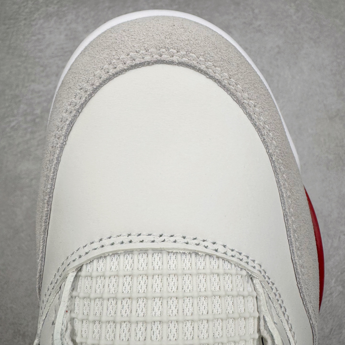 图片[13]-＃GX NK SB x Air Jordan AJ4 联名白红 DR5415-106 全新批次 重点区分市面 唯一正确细节 后跟饰片中心位置有合模线 超弹硅胶材质 内层不织布补强 补强为硅胶提供更强耐久性 避免断裂 圈内最强四代 独家外贸特供尺码含 45.5 49.5 50.5 耗时半年巨作 全套原纸板楦头开发 原厂特供皮料加持 确保原汁原味 完美呈现四代版型 一比一鞋头弧度高度鞋身弧度 数据细节工艺流程均保持原鞋一致 原厂TPU网格鞋带扣 正确内里网布 菱角分明不变形无多余毛边 柔软性质感一致于原鞋 市场唯一原厂鞋扣模具 背面可见隐藏注塑口 原厂织唛标 原厂飞人电绣工艺 尾指中部跳三针 独家绑鞋带手法 印刷中底布 四线拉帮 米色美纹纸贴合固定 进口港宝加持 后跟自然饱满 全鞋荧光划线卡点 追求极致完美 每一双都是工艺品 多重QC质检 超越公司货的品控标准 实实在在的免检产品 尺码：40 40.5 41 42 42.5 43 44 44.5 45 45.5 46 47.5 48.5 49.5 50.5-选品中心