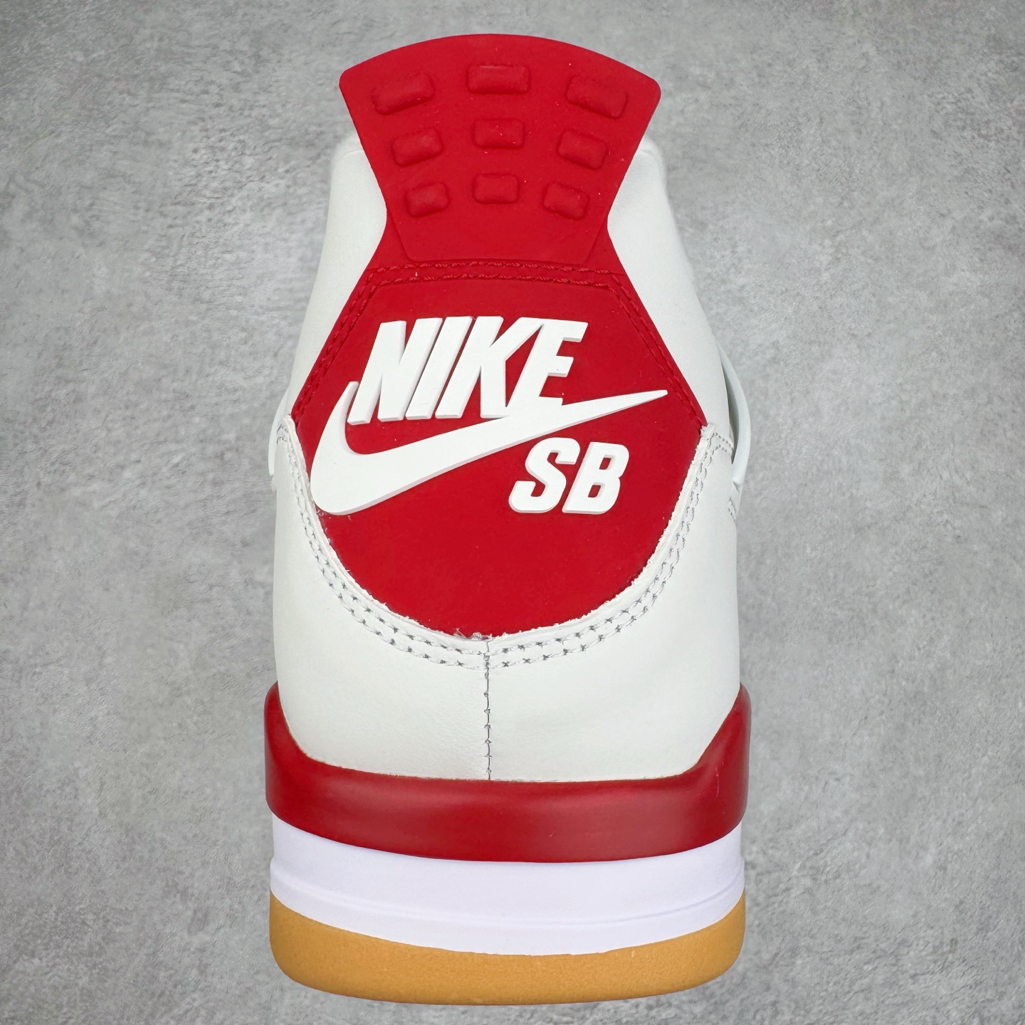 图片[8]-＃GX NK SB x Air Jordan AJ4 联名白红 DR5415-106 全新批次 重点区分市面 唯一正确细节 后跟饰片中心位置有合模线 超弹硅胶材质 内层不织布补强 补强为硅胶提供更强耐久性 避免断裂 圈内最强四代 独家外贸特供尺码含 45.5 49.5 50.5 耗时半年巨作 全套原纸板楦头开发 原厂特供皮料加持 确保原汁原味 完美呈现四代版型 一比一鞋头弧度高度鞋身弧度 数据细节工艺流程均保持原鞋一致 原厂TPU网格鞋带扣 正确内里网布 菱角分明不变形无多余毛边 柔软性质感一致于原鞋 市场唯一原厂鞋扣模具 背面可见隐藏注塑口 原厂织唛标 原厂飞人电绣工艺 尾指中部跳三针 独家绑鞋带手法 印刷中底布 四线拉帮 米色美纹纸贴合固定 进口港宝加持 后跟自然饱满 全鞋荧光划线卡点 追求极致完美 每一双都是工艺品 多重QC质检 超越公司货的品控标准 实实在在的免检产品 尺码：40 40.5 41 42 42.5 43 44 44.5 45 45.5 46 47.5 48.5 49.5 50.5-选品中心