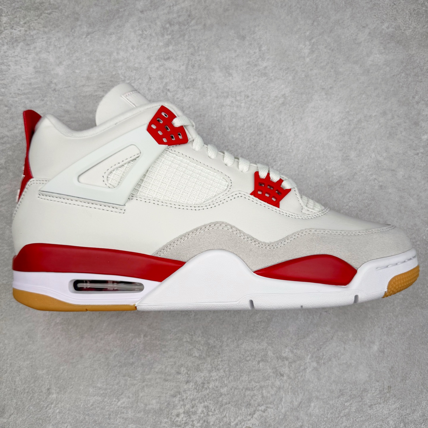 ＃GX NK SB x Air Jordan AJ4 联名白红 DR5415-106 全新批次 重点区分市面 唯一正确细节 后跟饰片中心位置有合模线 超弹硅胶材质 内层不织布补强 补强为硅胶提供更强耐久性 避免断裂 圈内最强四代 独家外贸特供尺码含 45.5 49.5 50.5 耗时半年巨作 全套原纸板楦头开发 原厂特供皮料加持 确保原汁原味 完美呈现四代版型 一比一鞋头弧度高度鞋身弧度 数据细节工艺流程均保持原鞋一致 原厂TPU网格鞋带扣 正确内里网布 菱角分明不变形无多余毛边 柔软性质感一致于原鞋 市场唯一原厂鞋扣模具 背面可见隐藏注塑口 原厂织唛标 原厂飞人电绣工艺 尾指中部跳三针 独家绑鞋带手法 印刷中底布 四线拉帮 米色美纹纸贴合固定 进口港宝加持 后跟自然饱满 全鞋荧光划线卡点 追求极致完美 每一双都是工艺品 多重QC质检 超越公司货的品控标准 实实在在的免检产品 尺码：40 40.5 41 42 42.5 43 44 44.5 45 45.5 46 47.5 48.5 49.5 50.5-选品中心