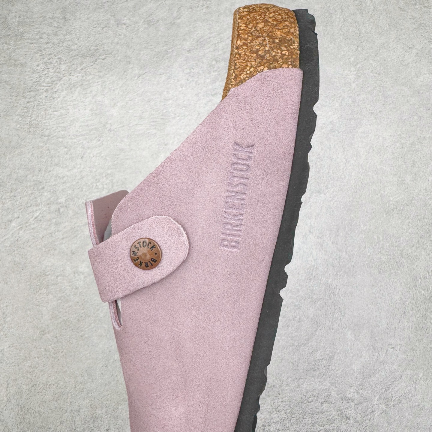 图片[7]-＃DC Birkenstock Boston VL 勃肯软木底包头拖鞋 天鹅绒般的绒面革赋子休闲的经典外观 四季皆宜 柔软的鞋床采用额外的泡沫缓冲层 提供额外的舒适感和全天支撑 全网独家首发 源于德国的严谨工艺 牛巴戎面 中层松木 EVA 三层组合大底 优质牛皮面料五金扣 出口订单 尺码：35-44-选品中心