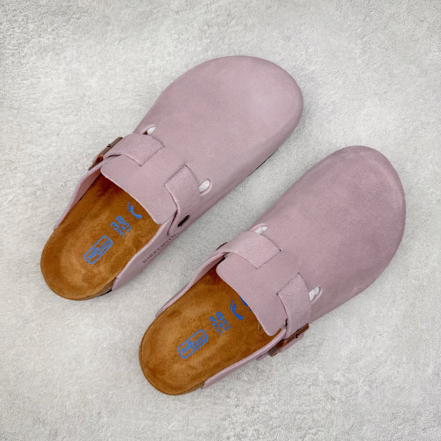 图片[3]-＃DC Birkenstock Boston VL 勃肯软木底包头拖鞋 天鹅绒般的绒面革赋子休闲的经典外观 四季皆宜 柔软的鞋床采用额外的泡沫缓冲层 提供额外的舒适感和全天支撑 全网独家首发 源于德国的严谨工艺 牛巴戎面 中层松木 EVA 三层组合大底 优质牛皮面料五金扣 出口订单 尺码：35-44-选品中心