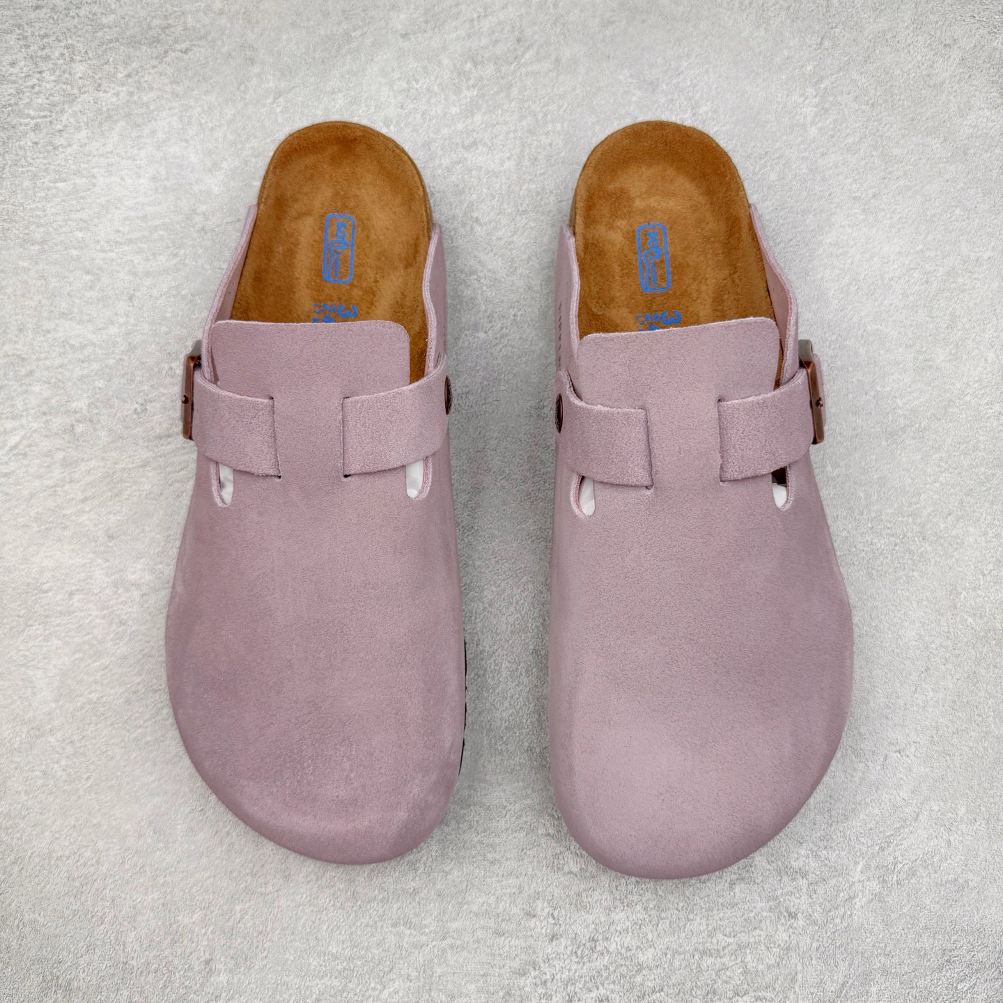 图片[2]-＃DC Birkenstock Boston VL 勃肯软木底包头拖鞋 天鹅绒般的绒面革赋子休闲的经典外观 四季皆宜 柔软的鞋床采用额外的泡沫缓冲层 提供额外的舒适感和全天支撑 全网独家首发 源于德国的严谨工艺 牛巴戎面 中层松木 EVA 三层组合大底 优质牛皮面料五金扣 出口订单 尺码：35-44-选品中心