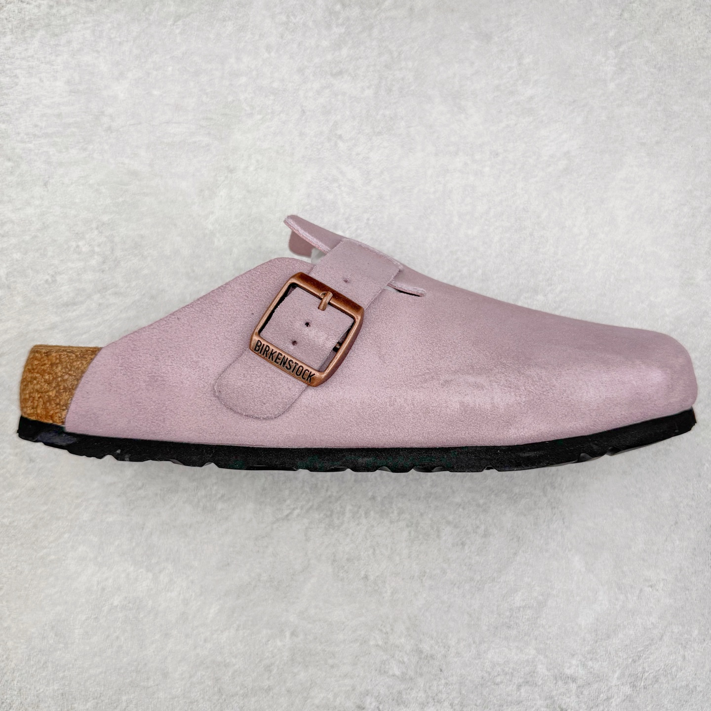 #DC Birkenstock Boston VL 勃肯软木底包头拖鞋 天鹅绒般的绒面革赋子休闲的经典外观 四季皆宜 柔软的鞋床采用额外的泡沫缓冲层 提供额外的舒适感和全天支撑 全网独家首发 源于德国的严谨工艺 牛巴戎面 中层松木 EVA 三层组合大底 优质牛皮面料五金扣 出口订单 尺码:35-44-选品中心