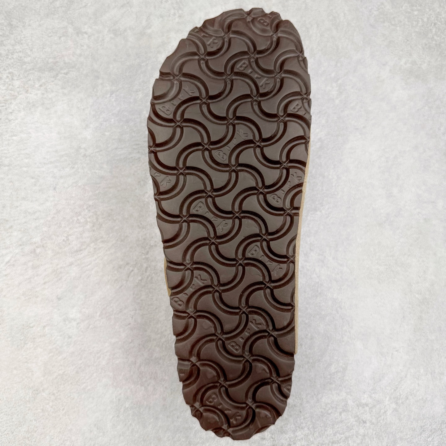 图片[9]-＃莞产纯原福利 Birkenstock Boston VL 勃肯绒面金属针扣软木底包头拖鞋 牛皮绒面革质地柔软 搭配可调节鞋扣提升穿着舒适度 人体工学设计分散脚部压力 保护脚踝 软木乳胶鞋床具有一定的收缩性 长时间穿着后能贴合脚型 EVA鞋底回弹性和抗张性力高 具有良好的防震、缓冲性 四季皆宜 柔软的鞋床采用额外的泡沫缓冲层 提供额外的舒适感和全天支撑 全网独家首发 源于德国的严谨工艺 牛巴戎面 中层松木 EVA 三层组合大底 优质牛皮面料五金扣 出口订单 尺码：35-45-选品中心