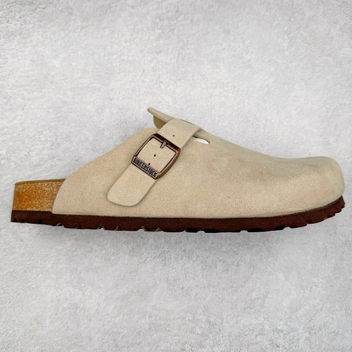 图片[6]-＃莞产纯原福利 Birkenstock Boston VL 勃肯绒面金属针扣软木底包头拖鞋 牛皮绒面革质地柔软 搭配可调节鞋扣提升穿着舒适度 人体工学设计分散脚部压力 保护脚踝 软木乳胶鞋床具有一定的收缩性 长时间穿着后能贴合脚型 EVA鞋底回弹性和抗张性力高 具有良好的防震、缓冲性 四季皆宜 柔软的鞋床采用额外的泡沫缓冲层 提供额外的舒适感和全天支撑 全网独家首发 源于德国的严谨工艺 牛巴戎面 中层松木 EVA 三层组合大底 优质牛皮面料五金扣 出口订单 尺码：35-45-选品中心