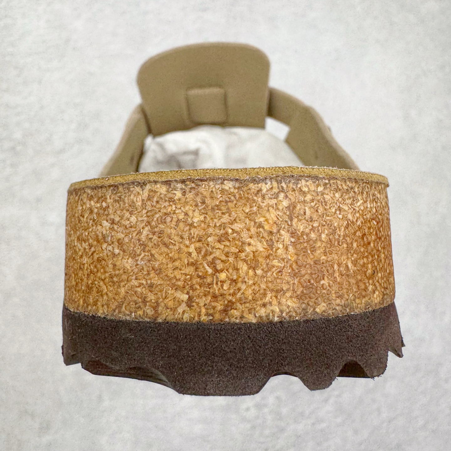 图片[8]-＃莞产纯原福利 Birkenstock Boston VL 勃肯绒面金属针扣软木底包头拖鞋 牛皮绒面革质地柔软 搭配可调节鞋扣提升穿着舒适度 人体工学设计分散脚部压力 保护脚踝 软木乳胶鞋床具有一定的收缩性 长时间穿着后能贴合脚型 EVA鞋底回弹性和抗张性力高 具有良好的防震、缓冲性 四季皆宜 柔软的鞋床采用额外的泡沫缓冲层 提供额外的舒适感和全天支撑 全网独家首发 源于德国的严谨工艺 牛巴戎面 中层松木 EVA 三层组合大底 优质牛皮面料五金扣 出口订单 尺码：35-45-选品中心