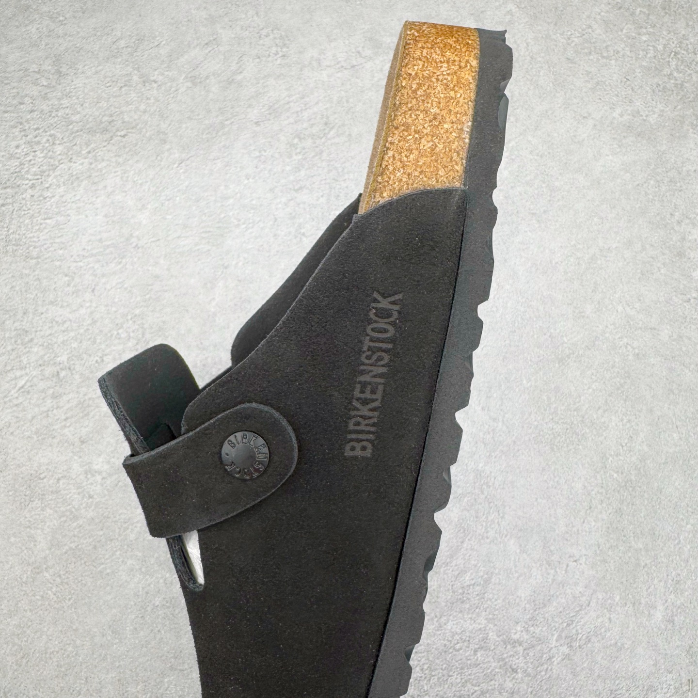 图片[7]-＃莞产纯原福利 Birkenstock Boston VL 勃肯绒面金属针扣软木底包头拖鞋 牛皮绒面革质地柔软 搭配可调节鞋扣提升穿着舒适度 人体工学设计分散脚部压力 保护脚踝 软木乳胶鞋床具有一定的收缩性 长时间穿着后能贴合脚型 EVA鞋底回弹性和抗张性力高 具有良好的防震、缓冲性 四季皆宜 柔软的鞋床采用额外的泡沫缓冲层 提供额外的舒适感和全天支撑 全网独家首发 源于德国的严谨工艺 牛巴戎面 中层松木 EVA 三层组合大底 优质牛皮面料五金扣 出口订单 尺码：35-45-选品中心