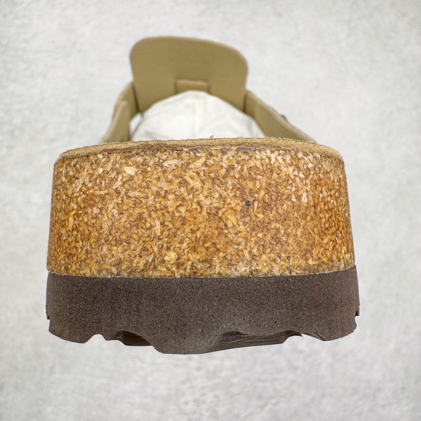 图片[8]-＃莞产纯原福利 Birkenstock Boston VL 勃肯绒面金属针扣软木底包头拖鞋 牛皮绒面革质地柔软 搭配可调节鞋扣提升穿着舒适度 人体工学设计分散脚部压力 保护脚踝 软木乳胶鞋床具有一定的收缩性 长时间穿着后能贴合脚型 EVA鞋底回弹性和抗张性力高 具有良好的防震、缓冲性 四季皆宜 柔软的鞋床采用额外的泡沫缓冲层 提供额外的舒适感和全天支撑 全网独家首发 源于德国的严谨工艺 牛巴戎面 中层松木 EVA 三层组合大底 优质牛皮面料五金扣 出口订单 尺码：35-45-选品中心