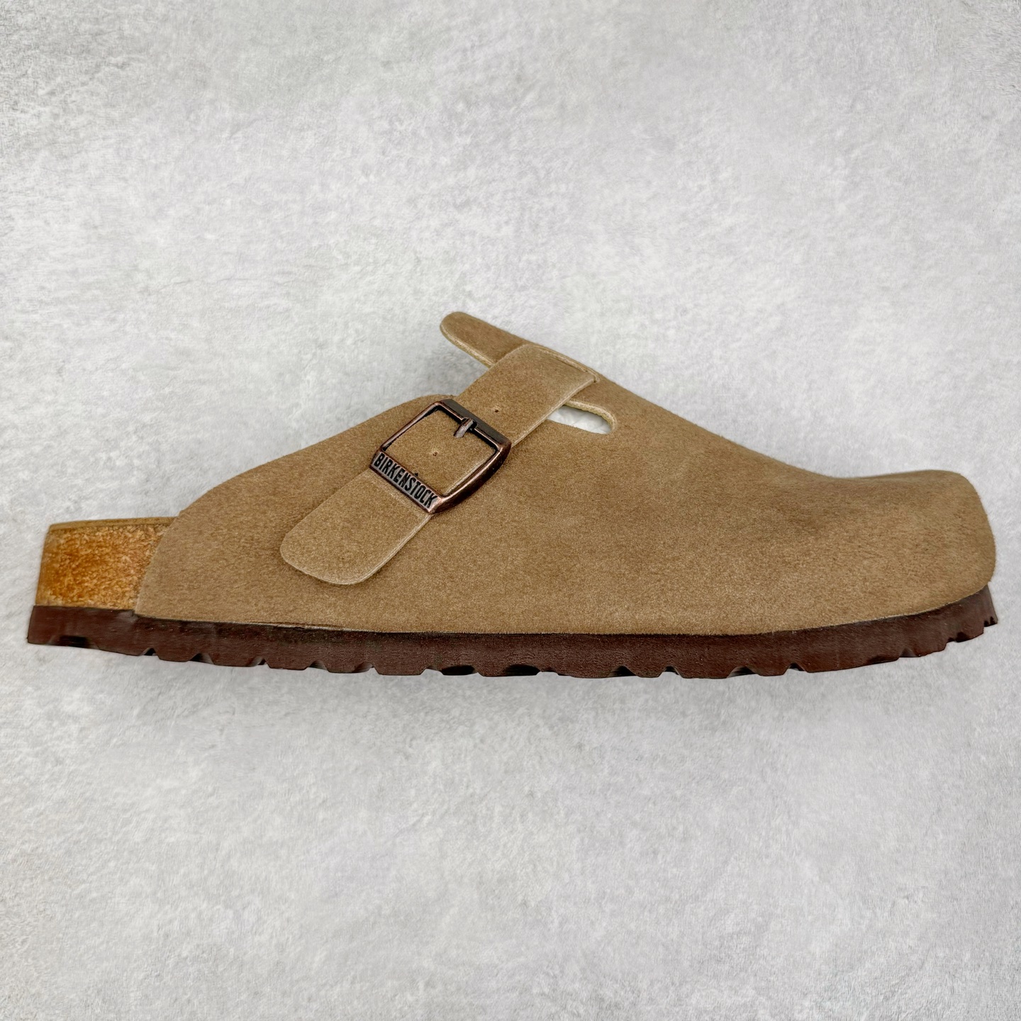 ＃莞产纯原福利 Birkenstock Boston VL 勃肯绒面金属针扣软木底包头拖鞋 牛皮绒面革质地柔软 搭配可调节鞋扣提升穿着舒适度 人体工学设计分散脚部压力 保护脚踝 软木乳胶鞋床具有一定的收缩性 长时间穿着后能贴合脚型 EVA鞋底回弹性和抗张性力高 具有良好的防震、缓冲性 四季皆宜 柔软的鞋床采用额外的泡沫缓冲层 提供额外的舒适感和全天支撑 全网独家首发 源于德国的严谨工艺 牛巴戎面 中层松木 EVA 三层组合大底 优质牛皮面料五金扣 出口订单 尺码：35-45-选品中心