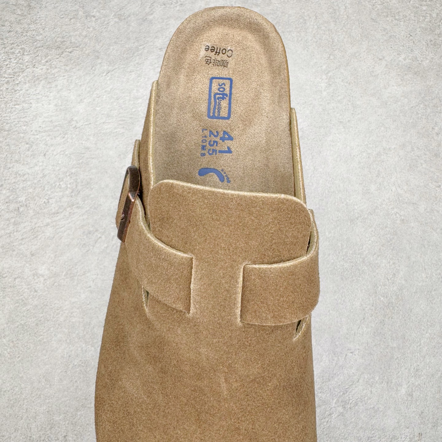 图片[5]-＃莞产纯原福利 Birkenstock Boston VL 勃肯绒面金属针扣软木底包头拖鞋 牛皮绒面革质地柔软 搭配可调节鞋扣提升穿着舒适度 人体工学设计分散脚部压力 保护脚踝 软木乳胶鞋床具有一定的收缩性 长时间穿着后能贴合脚型 EVA鞋底回弹性和抗张性力高 具有良好的防震、缓冲性 四季皆宜 柔软的鞋床采用额外的泡沫缓冲层 提供额外的舒适感和全天支撑 全网独家首发 源于德国的严谨工艺 牛巴戎面 中层松木 EVA 三层组合大底 优质牛皮面料五金扣 出口订单 尺码：35-45-选品中心