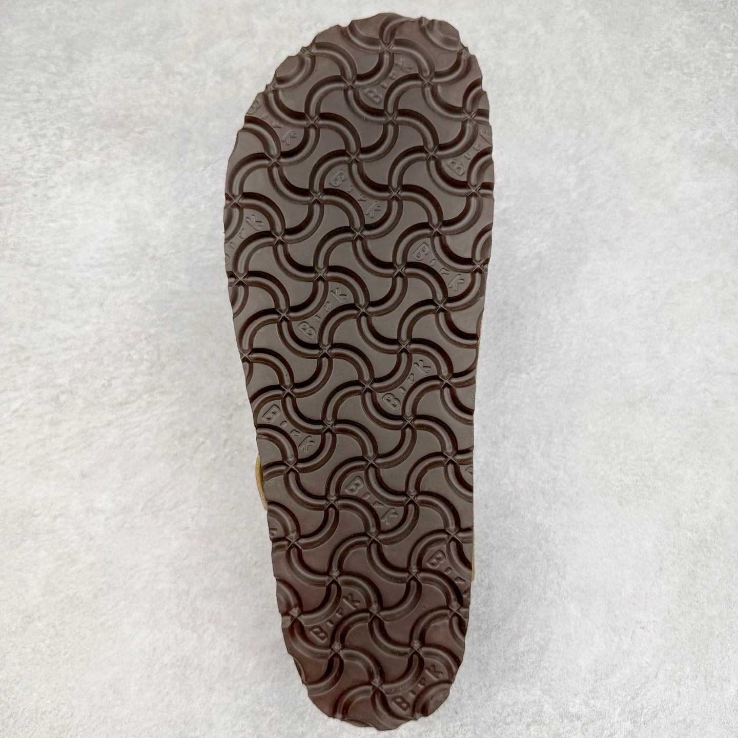 图片[9]-＃莞产纯原福利 Birkenstock Boston VL 勃肯绒面金属针扣软木底包头拖鞋 牛皮绒面革质地柔软 搭配可调节鞋扣提升穿着舒适度 人体工学设计分散脚部压力 保护脚踝 软木乳胶鞋床具有一定的收缩性 长时间穿着后能贴合脚型 EVA鞋底回弹性和抗张性力高 具有良好的防震、缓冲性 四季皆宜 柔软的鞋床采用额外的泡沫缓冲层 提供额外的舒适感和全天支撑 全网独家首发 源于德国的严谨工艺 牛巴戎面 中层松木 EVA 三层组合大底 优质牛皮面料五金扣 出口订单 尺码：35-45-选品中心