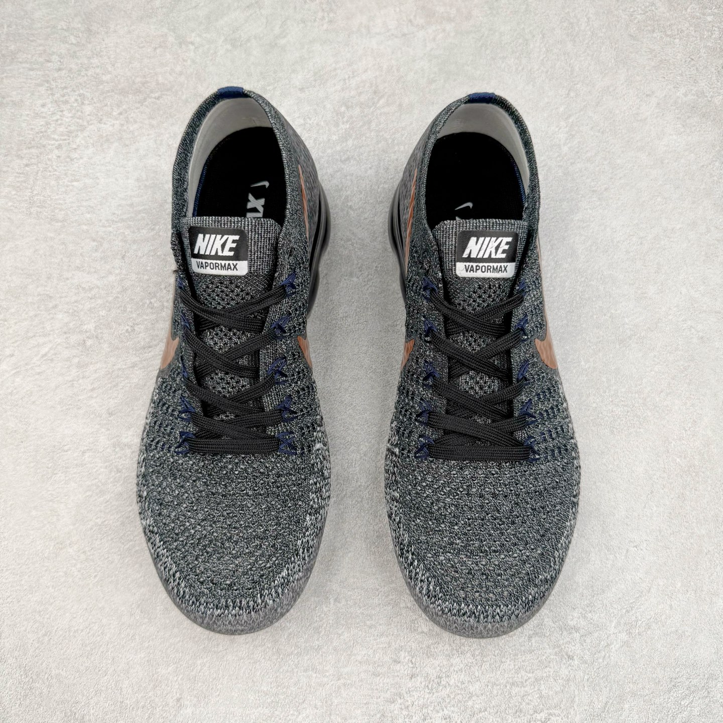 图片[2]-＃纯原 NK Air VaporMax Flyknit 2018大气垫百搭慢跑鞋 849558-010 德产斯托尔针织横机生产原档案针织鞋面 侧面\\\”鱼骨线\\\”清晰立体 原底气垫 细节诠释一切质疑 原产标加持 换盒过验 实拍调校N版已经零色差零失真 百分百还原实物色彩所见即所得 不存在货不对板色差等低级问题 选购参考实物拍摄 不混卖不参货 只用心做好货严格选品 承诺混一赔十 尺码：36 36.5 37.5 38 38.5 39 40 40.5 41 42 42.5 43 44 44.5 45-选品中心