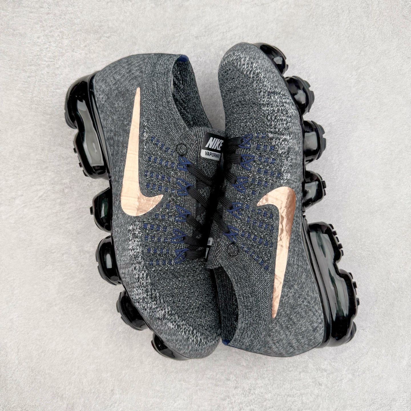 图片[3]-＃纯原 NK Air VaporMax Flyknit 2018大气垫百搭慢跑鞋 849558-010 德产斯托尔针织横机生产原档案针织鞋面 侧面\\\”鱼骨线\\\”清晰立体 原底气垫 细节诠释一切质疑 原产标加持 换盒过验 实拍调校N版已经零色差零失真 百分百还原实物色彩所见即所得 不存在货不对板色差等低级问题 选购参考实物拍摄 不混卖不参货 只用心做好货严格选品 承诺混一赔十 尺码：36 36.5 37.5 38 38.5 39 40 40.5 41 42 42.5 43 44 44.5 45-选品中心