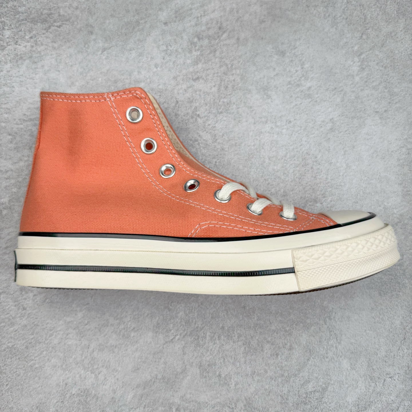 ＃盲盒福利 Converse Chuck All Star 1970S 帆布鞋 白菜价亏本清仓套现转新款 机不可失 好好把握 随机一双 只选尺码 商品款式均为上架顶级款式 单品零售价格2×× 保证稳赚不赔 无通货 无烂货 会有轻微瑕疵的情况 友情提醒 买到是亏还是赚 每个人定义不同福袋闷包理论上和赌博心理相同玩的就是惊喜 玩的就是心跳活动商品无严重质量问题不退换‼️尺码：35 36 36.5 37 38 38.5 39 40 40.5 41 42 42.5 43 44 44.5 45-选品中心
