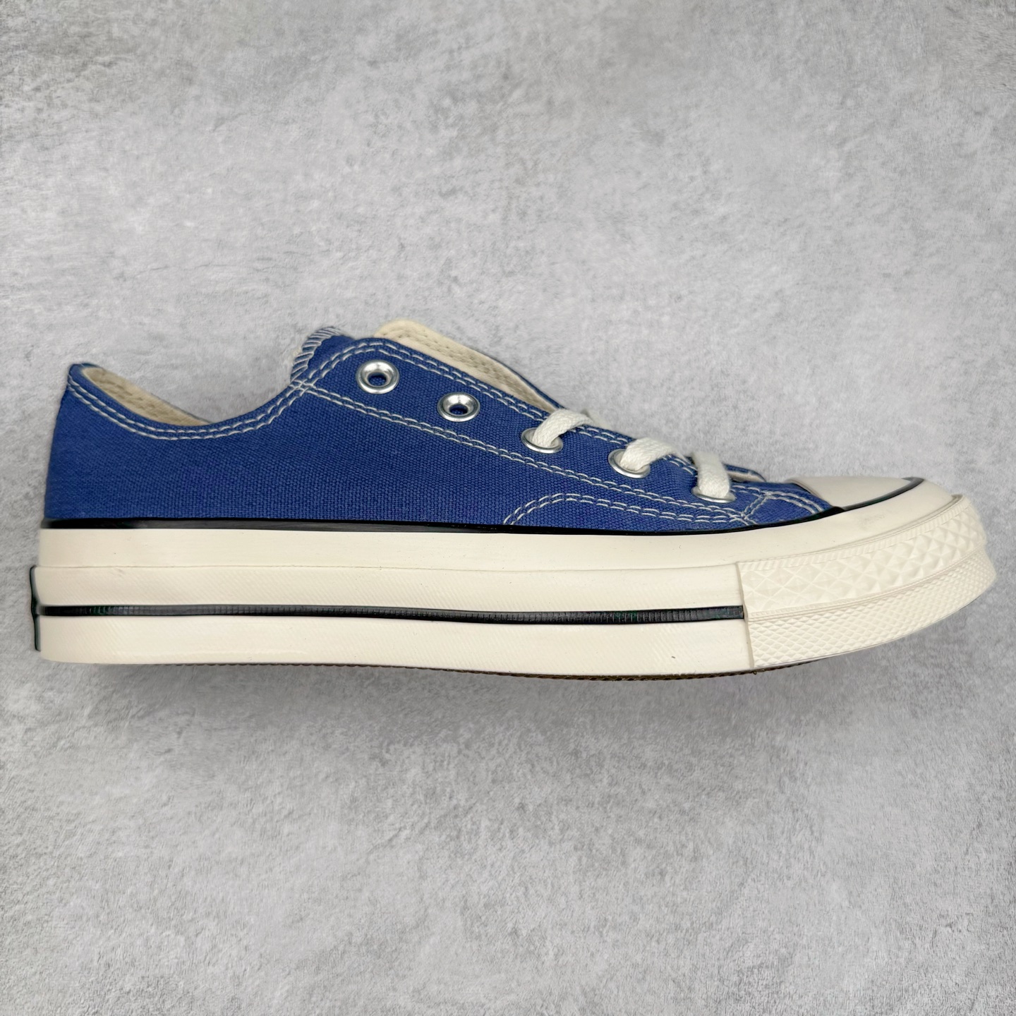 ＃两双盲盒福利 Converse Chuck All Star 1970S 帆布鞋 白菜价亏本清仓套现转新款 机不可失 好好把握 随机两双 只选尺码 商品款式均为上架顶级款式 单品零售价格2×× 保证稳赚不赔 无通货 无烂货 会有轻微瑕疵的情况 友情提醒 买到是亏还是赚 每个人定义不同福袋闷包理论上和赌博心理相同玩的就是惊喜 玩的就是心跳活动商品无严重质量问题不退换‼️尺码：35 36 36.5 37 38 38.5 39 40 40.5 41 42 42.5 43 44 44.5 45-选品中心