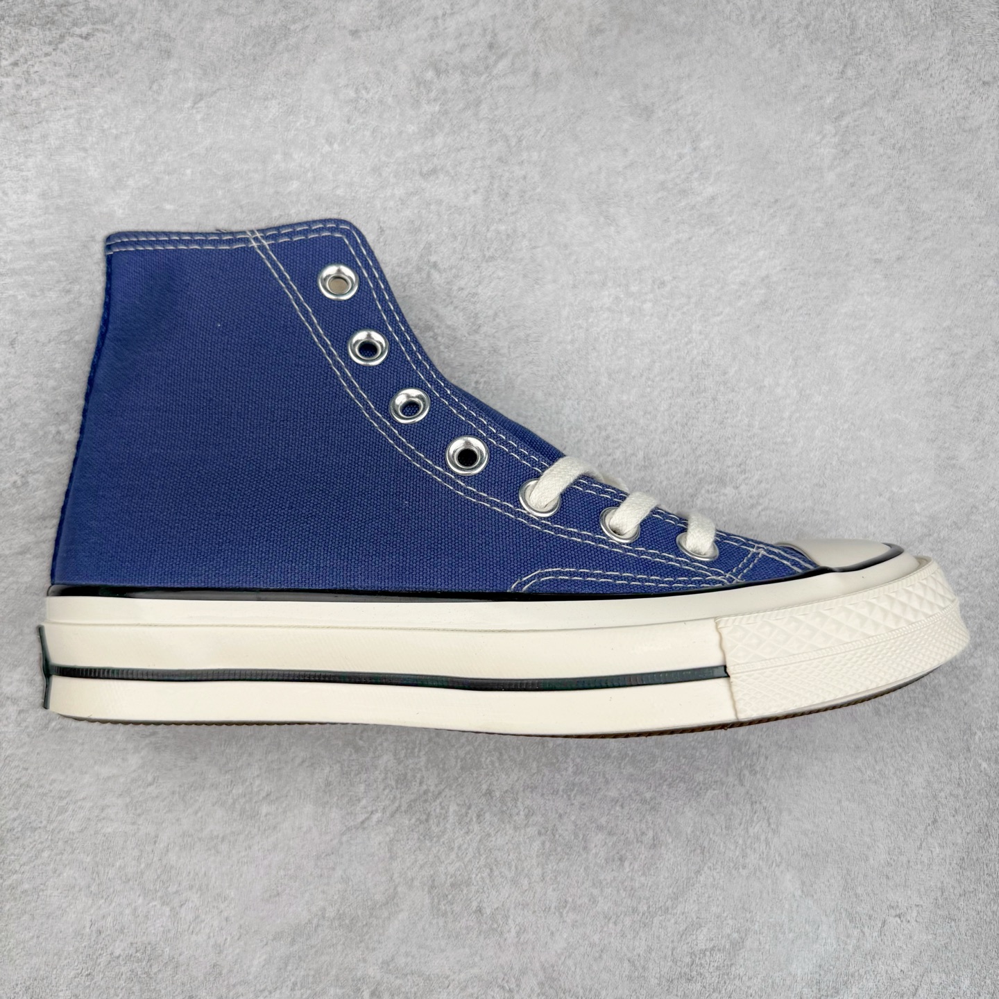 ＃两双盲盒福利 Converse Chuck All Star 1970S 帆布鞋 白菜价亏本清仓套现转新款 机不可失 好好把握 随机两双 只选尺码 商品款式均为上架顶级款式 单品零售价格2×× 保证稳赚不赔 无通货 无烂货 会有轻微瑕疵的情况 友情提醒 买到是亏还是赚 每个人定义不同福袋闷包理论上和赌博心理相同玩的就是惊喜 玩的就是心跳活动商品无严重质量问题不退换‼️尺码：35 36 36.5 37 38 38.5 39 40 40.5 41 42 42.5 43 44 44.5 45-选品中心