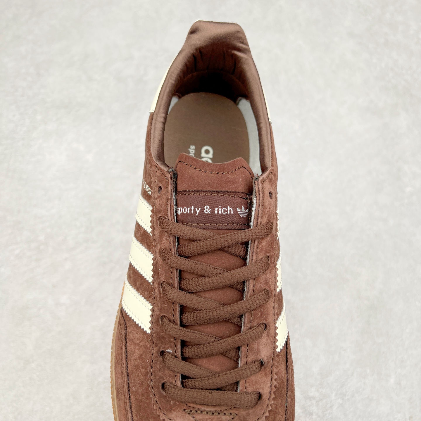 图片[5]-AD Originals Handball SPZL 手球运动员系列百搭休闲运动板鞋 IH2612 这款来自阿迪达斯的这款HANDBALL SPZL前身是一双手球运动鞋，这一次拿来复刻，所以鞋面的主要色彩选用了黑色， 鞋面外侧除了Spezial字母之外还有三叶草标志。Handball SPZL作为复古手球训练鞋与作为室内足球鞋的Samba有着异曲同工之处，但是质感更为出众的鞋身以及丰富的配色选择比起Samba来讲可以说是更胜一筹了！尺码：36 36⅔ 37⅓ 38 38⅔ 39⅓ 40 40⅔ 41⅓ 42 42⅔ 43⅓ 44 45-选品中心