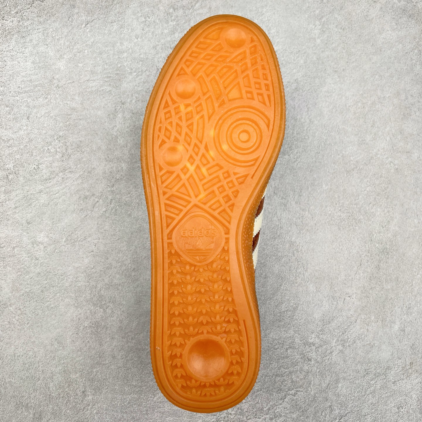 图片[9]-AD Originals Handball SPZL 手球运动员系列百搭休闲运动板鞋 IH2612 这款来自阿迪达斯的这款HANDBALL SPZL前身是一双手球运动鞋，这一次拿来复刻，所以鞋面的主要色彩选用了黑色， 鞋面外侧除了Spezial字母之外还有三叶草标志。Handball SPZL作为复古手球训练鞋与作为室内足球鞋的Samba有着异曲同工之处，但是质感更为出众的鞋身以及丰富的配色选择比起Samba来讲可以说是更胜一筹了！尺码：36 36⅔ 37⅓ 38 38⅔ 39⅓ 40 40⅔ 41⅓ 42 42⅔ 43⅓ 44 45-选品中心