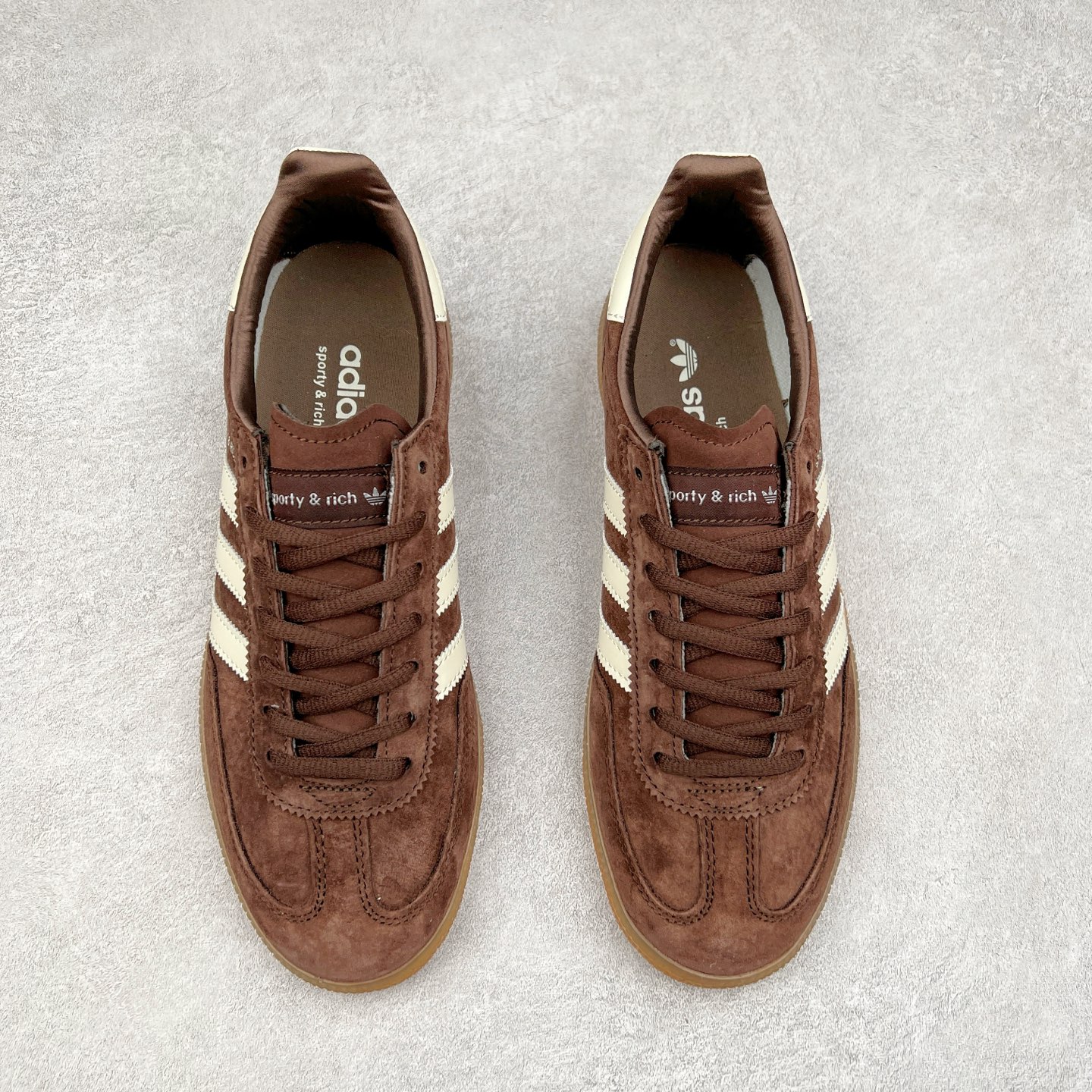 图片[2]-AD Originals Handball SPZL 手球运动员系列百搭休闲运动板鞋 IH2612 这款来自阿迪达斯的这款HANDBALL SPZL前身是一双手球运动鞋，这一次拿来复刻，所以鞋面的主要色彩选用了黑色， 鞋面外侧除了Spezial字母之外还有三叶草标志。Handball SPZL作为复古手球训练鞋与作为室内足球鞋的Samba有着异曲同工之处，但是质感更为出众的鞋身以及丰富的配色选择比起Samba来讲可以说是更胜一筹了！尺码：36 36⅔ 37⅓ 38 38⅔ 39⅓ 40 40⅔ 41⅓ 42 42⅔ 43⅓ 44 45-选品中心
