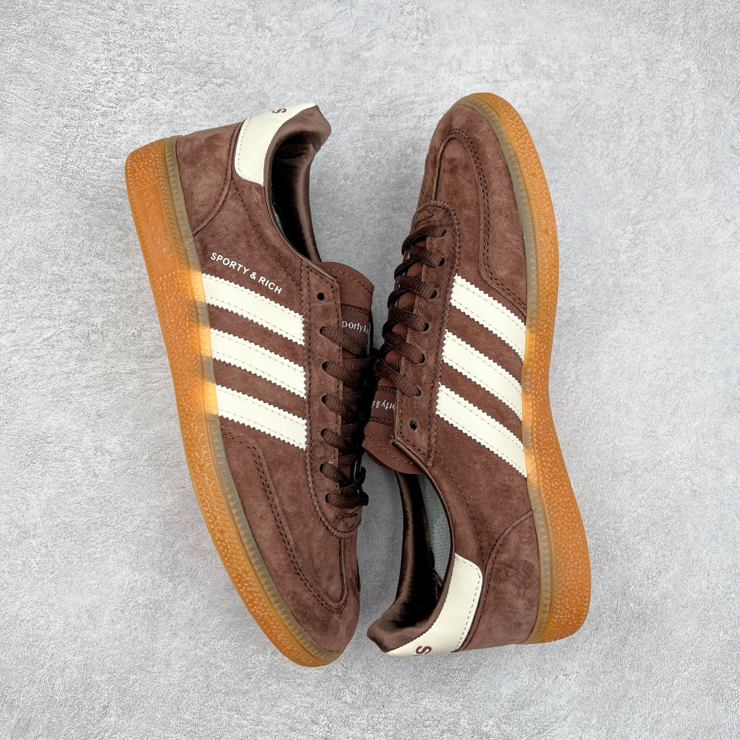 图片[3]-AD Originals Handball SPZL 手球运动员系列百搭休闲运动板鞋 IH2612 这款来自阿迪达斯的这款HANDBALL SPZL前身是一双手球运动鞋，这一次拿来复刻，所以鞋面的主要色彩选用了黑色， 鞋面外侧除了Spezial字母之外还有三叶草标志。Handball SPZL作为复古手球训练鞋与作为室内足球鞋的Samba有着异曲同工之处，但是质感更为出众的鞋身以及丰富的配色选择比起Samba来讲可以说是更胜一筹了！尺码：36 36⅔ 37⅓ 38 38⅔ 39⅓ 40 40⅔ 41⅓ 42 42⅔ 43⅓ 44 45-选品中心
