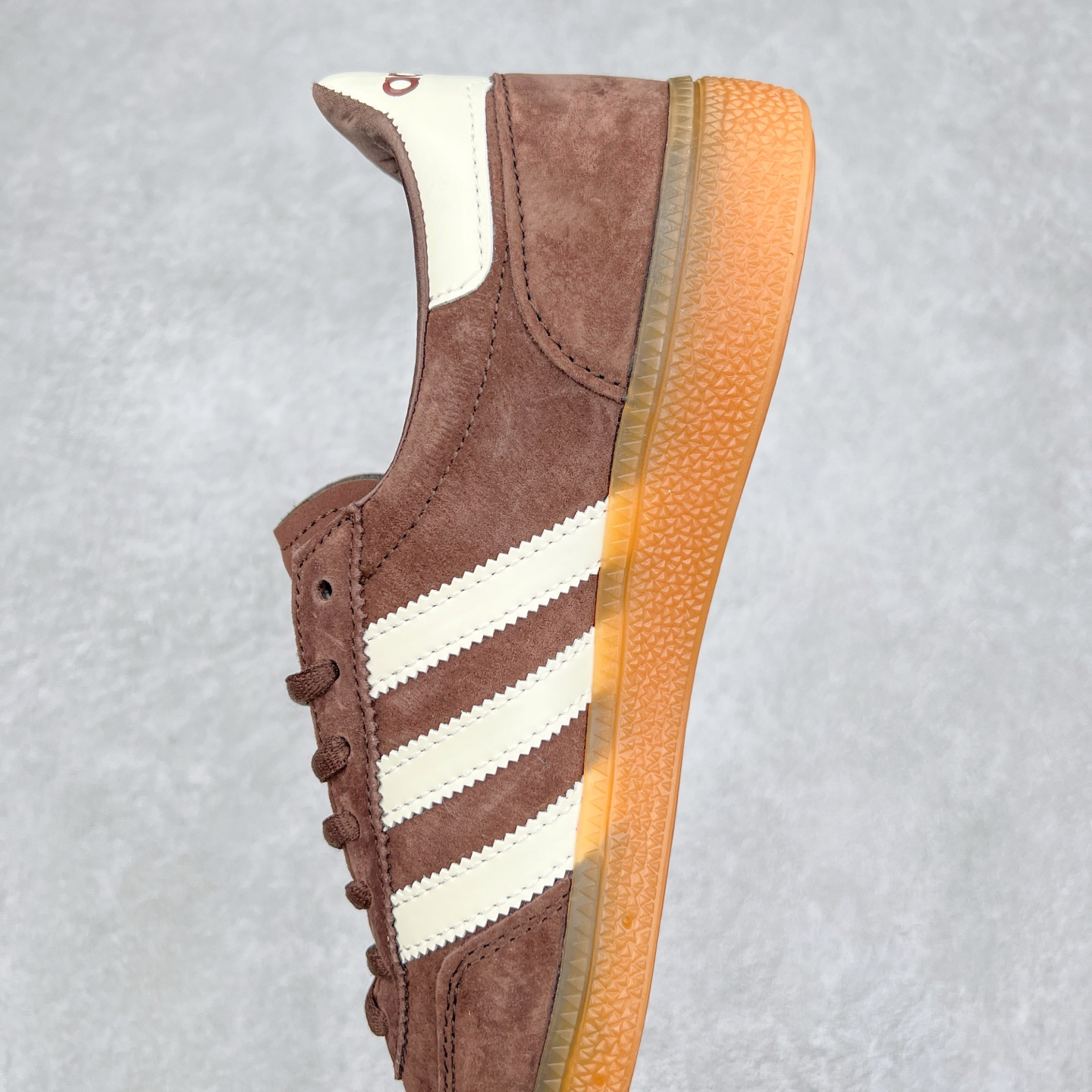 图片[7]-AD Originals Handball SPZL 手球运动员系列百搭休闲运动板鞋 IH2612 这款来自阿迪达斯的这款HANDBALL SPZL前身是一双手球运动鞋，这一次拿来复刻，所以鞋面的主要色彩选用了黑色， 鞋面外侧除了Spezial字母之外还有三叶草标志。Handball SPZL作为复古手球训练鞋与作为室内足球鞋的Samba有着异曲同工之处，但是质感更为出众的鞋身以及丰富的配色选择比起Samba来讲可以说是更胜一筹了！尺码：36 36⅔ 37⅓ 38 38⅔ 39⅓ 40 40⅔ 41⅓ 42 42⅔ 43⅓ 44 45-选品中心