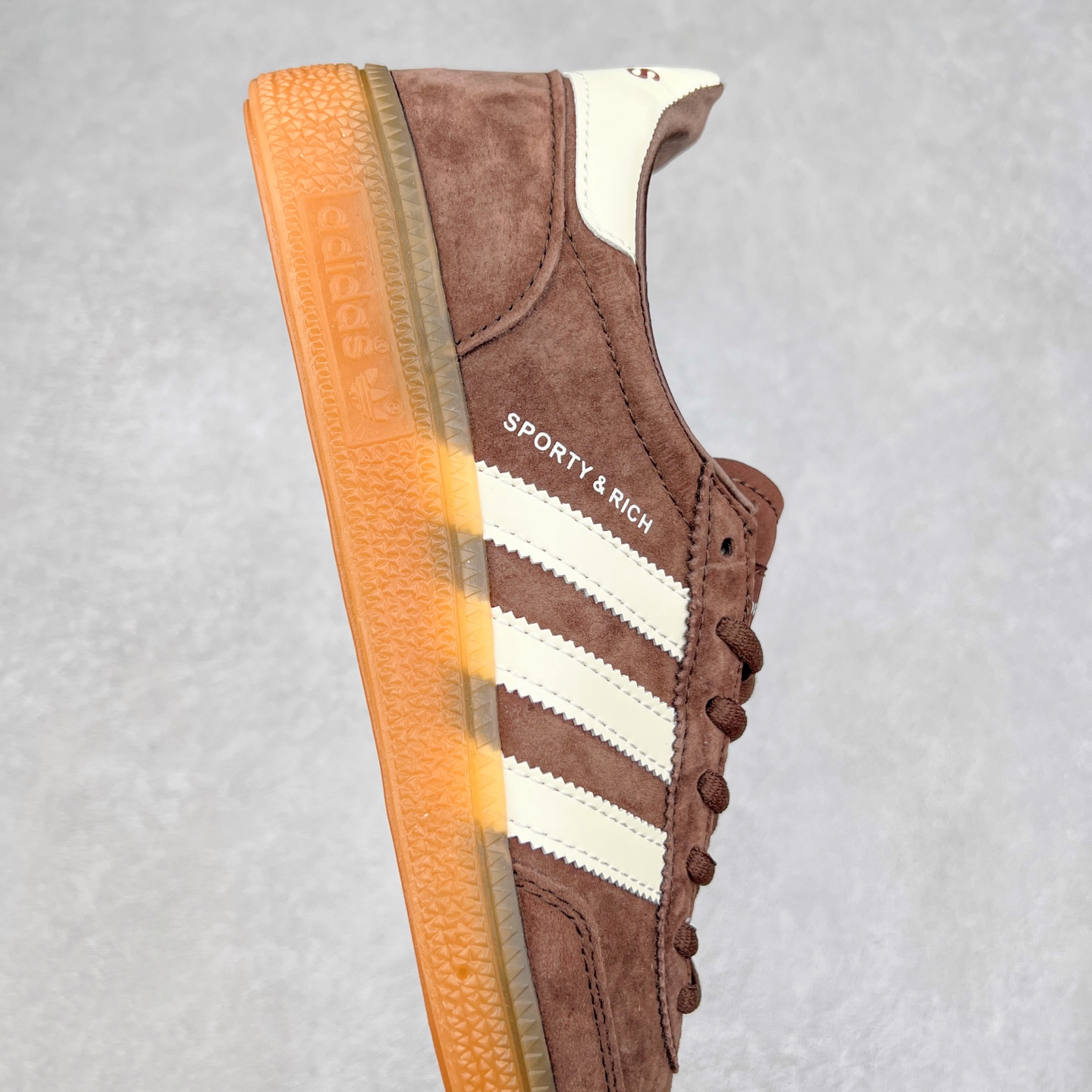 图片[6]-AD Originals Handball SPZL 手球运动员系列百搭休闲运动板鞋 IH2612 这款来自阿迪达斯的这款HANDBALL SPZL前身是一双手球运动鞋，这一次拿来复刻，所以鞋面的主要色彩选用了黑色， 鞋面外侧除了Spezial字母之外还有三叶草标志。Handball SPZL作为复古手球训练鞋与作为室内足球鞋的Samba有着异曲同工之处，但是质感更为出众的鞋身以及丰富的配色选择比起Samba来讲可以说是更胜一筹了！尺码：36 36⅔ 37⅓ 38 38⅔ 39⅓ 40 40⅔ 41⅓ 42 42⅔ 43⅓ 44 45-选品中心