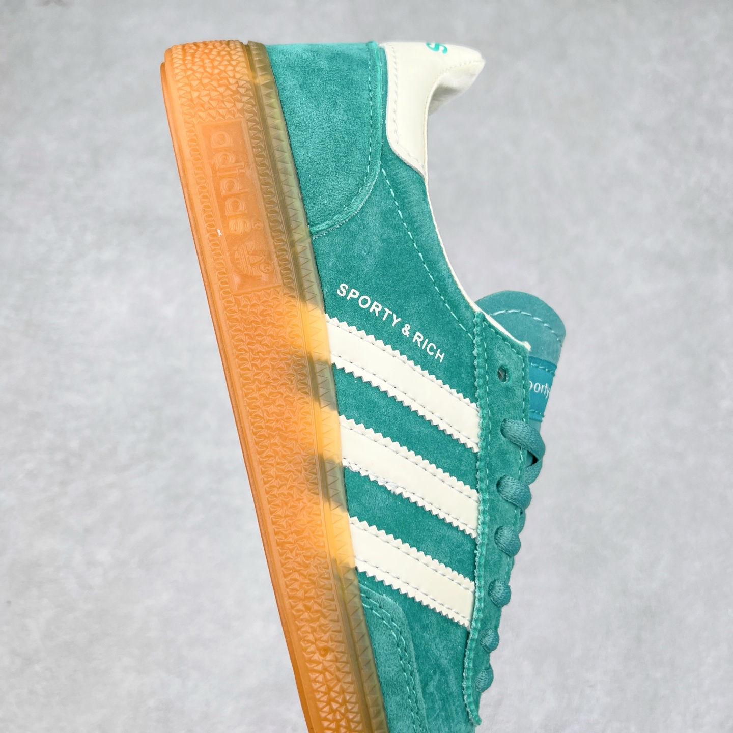 图片[6]-AD Originals Handball SPZL 手球运动员系列百搭休闲运动板鞋 IH2148 这款来自阿迪达斯的这款HANDBALL SPZL前身是一双手球运动鞋，这一次拿来复刻，所以鞋面的主要色彩选用了黑色， 鞋面外侧除了Spezial字母之外还有三叶草标志。Handball SPZL作为复古手球训练鞋与作为室内足球鞋的Samba有着异曲同工之处，但是质感更为出众的鞋身以及丰富的配色选择比起Samba来讲可以说是更胜一筹了！尺码：36 36⅔ 37⅓ 38 38⅔ 39⅓ 40 40⅔ 41⅓ 42 42⅔ 43⅓ 44 45-选品中心