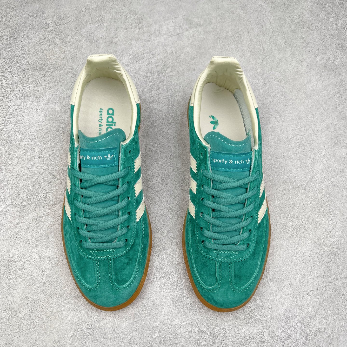 图片[2]-AD Originals Handball SPZL 手球运动员系列百搭休闲运动板鞋 IH2148 这款来自阿迪达斯的这款HANDBALL SPZL前身是一双手球运动鞋，这一次拿来复刻，所以鞋面的主要色彩选用了黑色， 鞋面外侧除了Spezial字母之外还有三叶草标志。Handball SPZL作为复古手球训练鞋与作为室内足球鞋的Samba有着异曲同工之处，但是质感更为出众的鞋身以及丰富的配色选择比起Samba来讲可以说是更胜一筹了！尺码：36 36⅔ 37⅓ 38 38⅔ 39⅓ 40 40⅔ 41⅓ 42 42⅔ 43⅓ 44 45-选品中心
