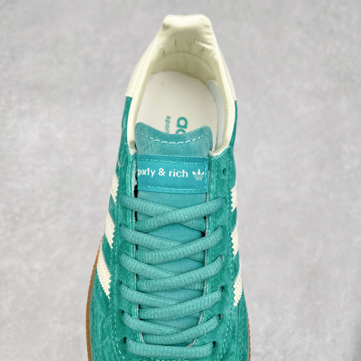 图片[5]-AD Originals Handball SPZL 手球运动员系列百搭休闲运动板鞋 IH2148 这款来自阿迪达斯的这款HANDBALL SPZL前身是一双手球运动鞋，这一次拿来复刻，所以鞋面的主要色彩选用了黑色， 鞋面外侧除了Spezial字母之外还有三叶草标志。Handball SPZL作为复古手球训练鞋与作为室内足球鞋的Samba有着异曲同工之处，但是质感更为出众的鞋身以及丰富的配色选择比起Samba来讲可以说是更胜一筹了！尺码：36 36⅔ 37⅓ 38 38⅔ 39⅓ 40 40⅔ 41⅓ 42 42⅔ 43⅓ 44 45-选品中心