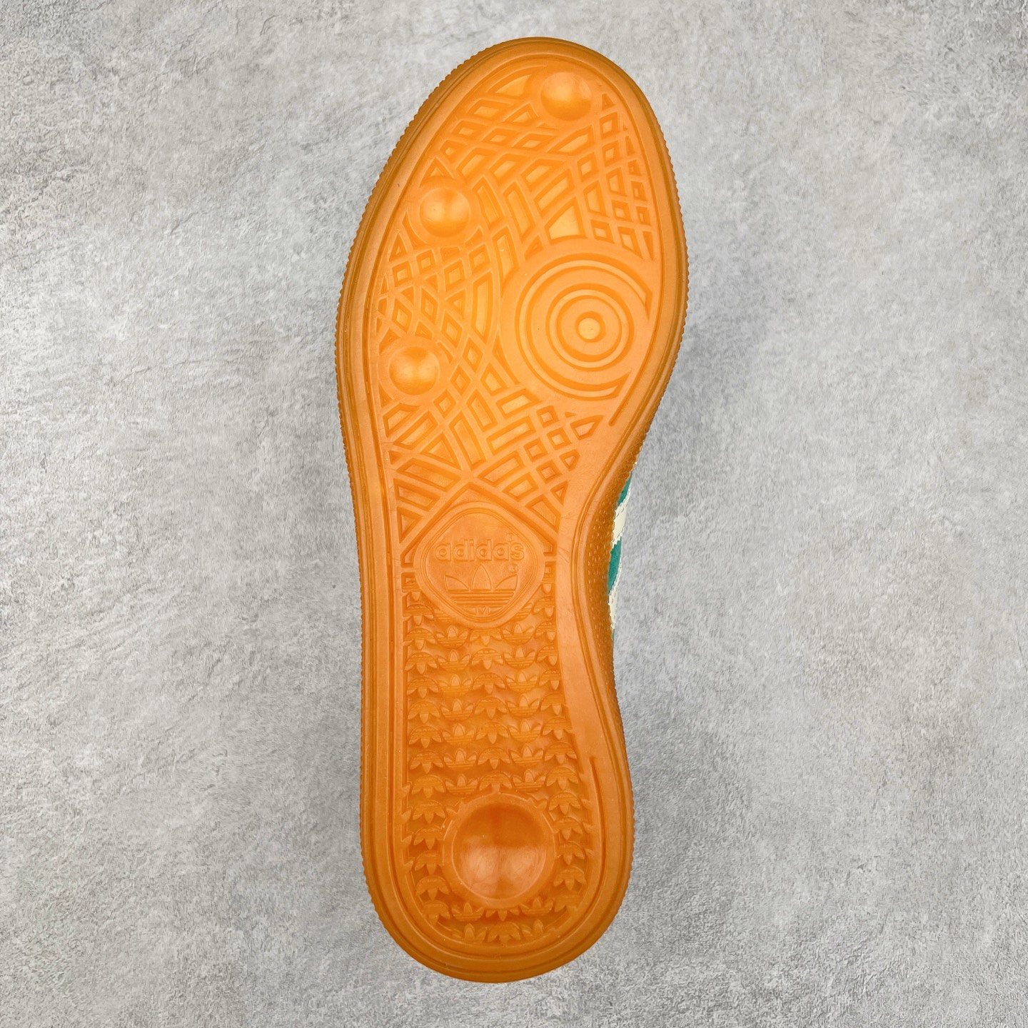 图片[9]-AD Originals Handball SPZL 手球运动员系列百搭休闲运动板鞋 IH2148 这款来自阿迪达斯的这款HANDBALL SPZL前身是一双手球运动鞋，这一次拿来复刻，所以鞋面的主要色彩选用了黑色， 鞋面外侧除了Spezial字母之外还有三叶草标志。Handball SPZL作为复古手球训练鞋与作为室内足球鞋的Samba有着异曲同工之处，但是质感更为出众的鞋身以及丰富的配色选择比起Samba来讲可以说是更胜一筹了！尺码：36 36⅔ 37⅓ 38 38⅔ 39⅓ 40 40⅔ 41⅓ 42 42⅔ 43⅓ 44 45-选品中心