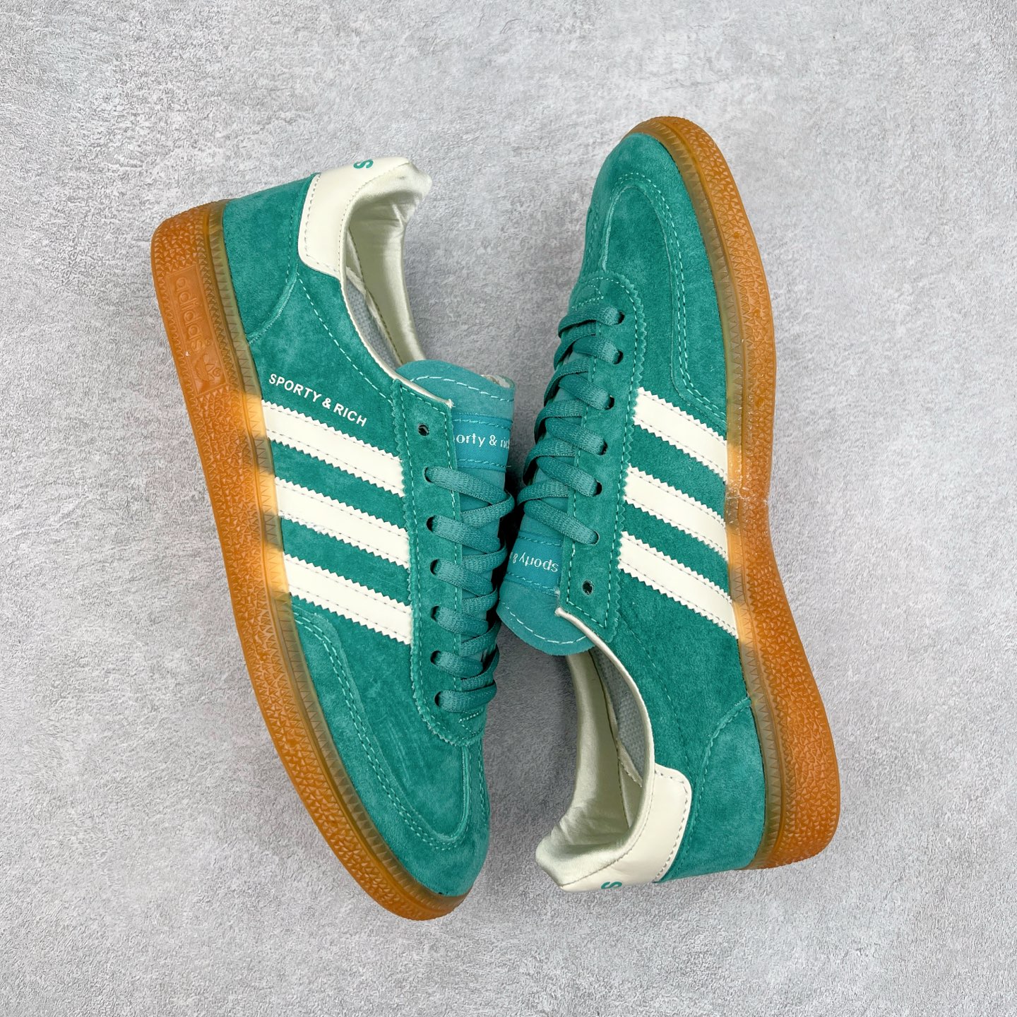 图片[3]-AD Originals Handball SPZL 手球运动员系列百搭休闲运动板鞋 IH2148 这款来自阿迪达斯的这款HANDBALL SPZL前身是一双手球运动鞋，这一次拿来复刻，所以鞋面的主要色彩选用了黑色， 鞋面外侧除了Spezial字母之外还有三叶草标志。Handball SPZL作为复古手球训练鞋与作为室内足球鞋的Samba有着异曲同工之处，但是质感更为出众的鞋身以及丰富的配色选择比起Samba来讲可以说是更胜一筹了！尺码：36 36⅔ 37⅓ 38 38⅔ 39⅓ 40 40⅔ 41⅓ 42 42⅔ 43⅓ 44 45-选品中心