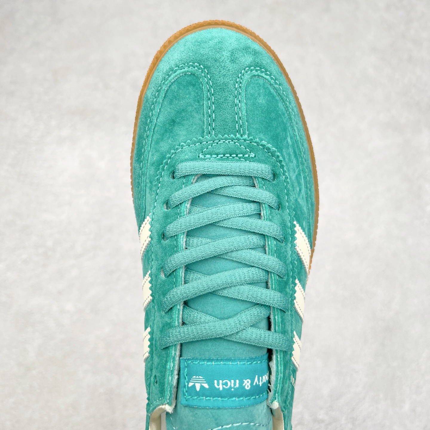 图片[4]-AD Originals Handball SPZL 手球运动员系列百搭休闲运动板鞋 IH2148 这款来自阿迪达斯的这款HANDBALL SPZL前身是一双手球运动鞋，这一次拿来复刻，所以鞋面的主要色彩选用了黑色， 鞋面外侧除了Spezial字母之外还有三叶草标志。Handball SPZL作为复古手球训练鞋与作为室内足球鞋的Samba有着异曲同工之处，但是质感更为出众的鞋身以及丰富的配色选择比起Samba来讲可以说是更胜一筹了！尺码：36 36⅔ 37⅓ 38 38⅔ 39⅓ 40 40⅔ 41⅓ 42 42⅔ 43⅓ 44 45-选品中心