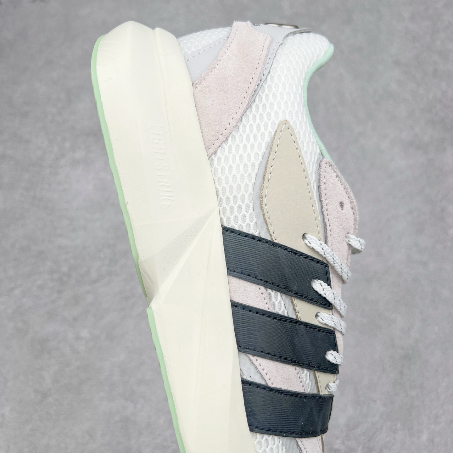 图片[6]-AD LIGHTBLAZE 流光舒适防滑耐磨低帮跑步鞋 JP8363 前卫的专业跑鞋风格造型，LIGHTBLAZE延续了竞速美学的流线轮廓，保留住了与 AdizeroAdios Pro Evo 1相类似厚底理念和「宽三道杠」的视觉元素。尺码：36 36.5 37.5 38 38.5 39 40 40.5 41 42 42.5 43 44 44.5 45-选品中心